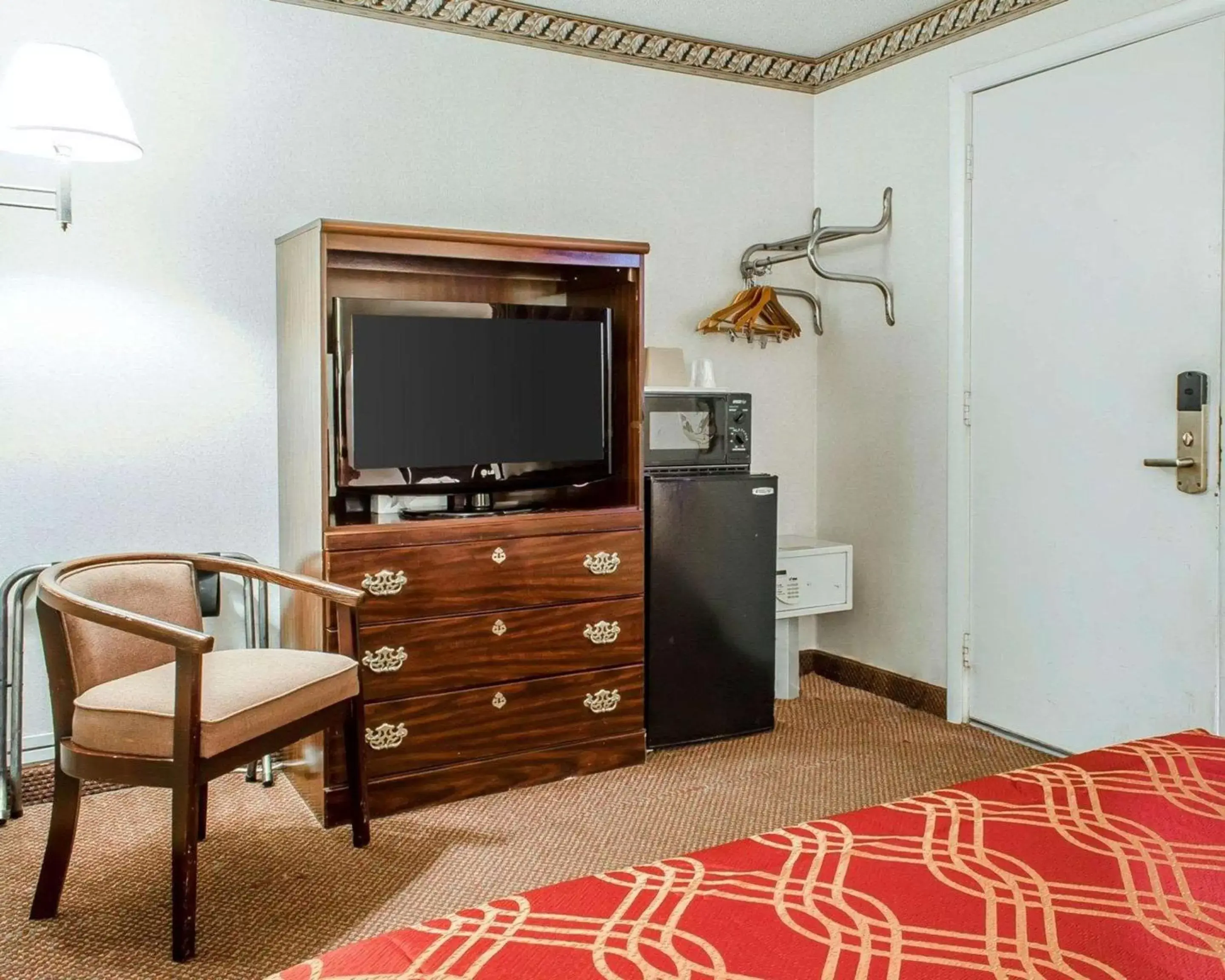 Photo of the whole room, TV/Entertainment Center in Econo Lodge Frackville