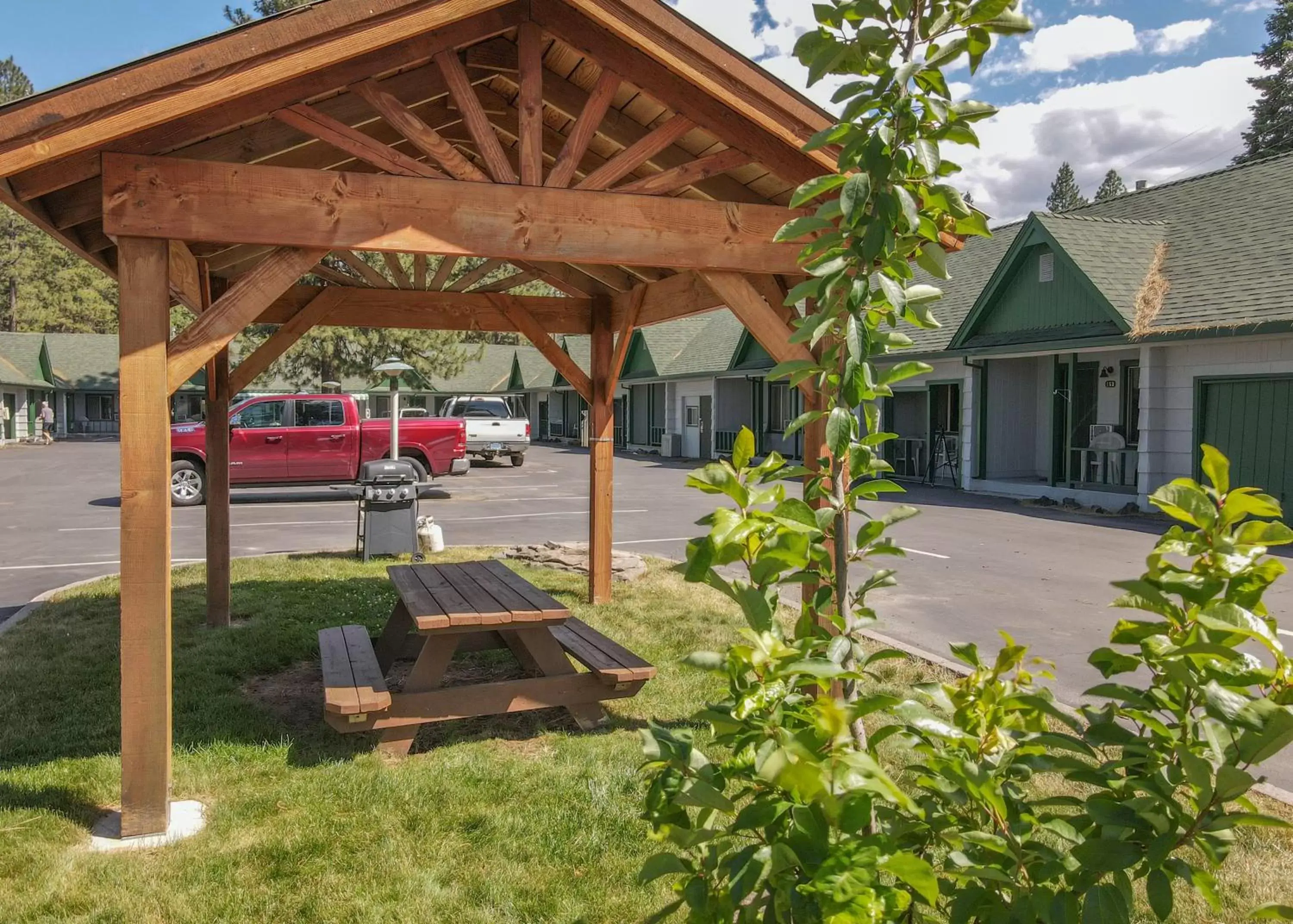 BBQ facilities in Green Gables Motel & Suites