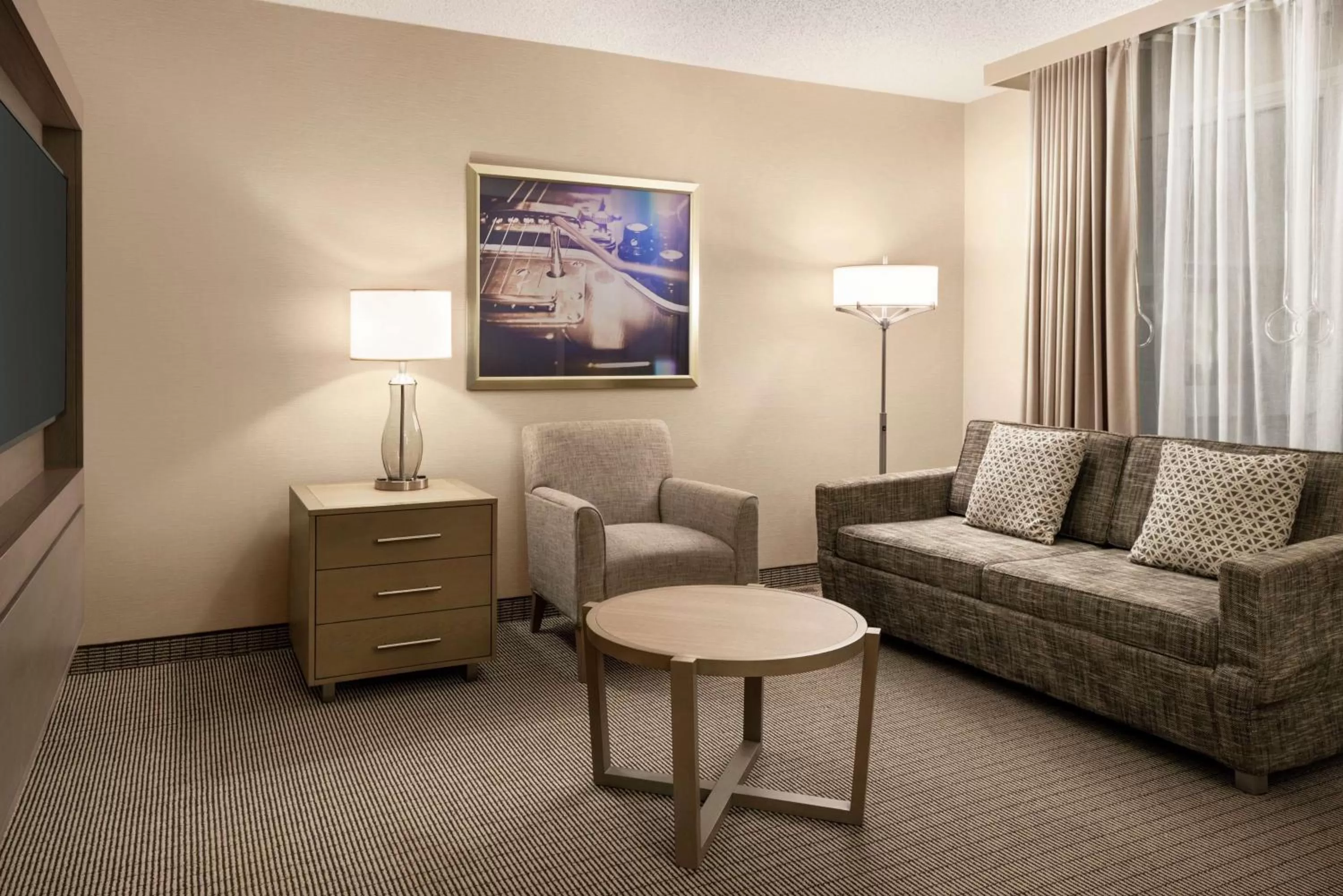Bedroom in Embassy Suites by Hilton Cleveland Rockside