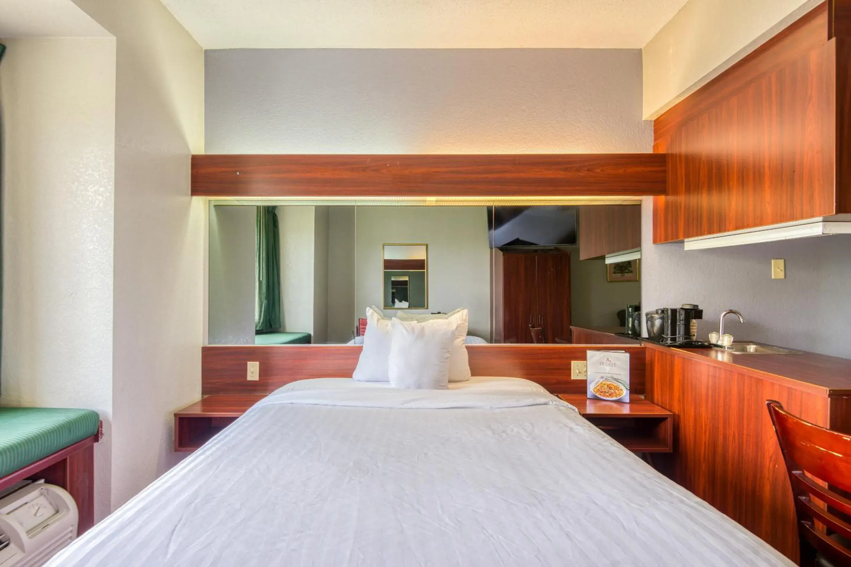 Bedroom, Kitchen/Kitchenette in Trident Inn & Suites, Baton Rouge