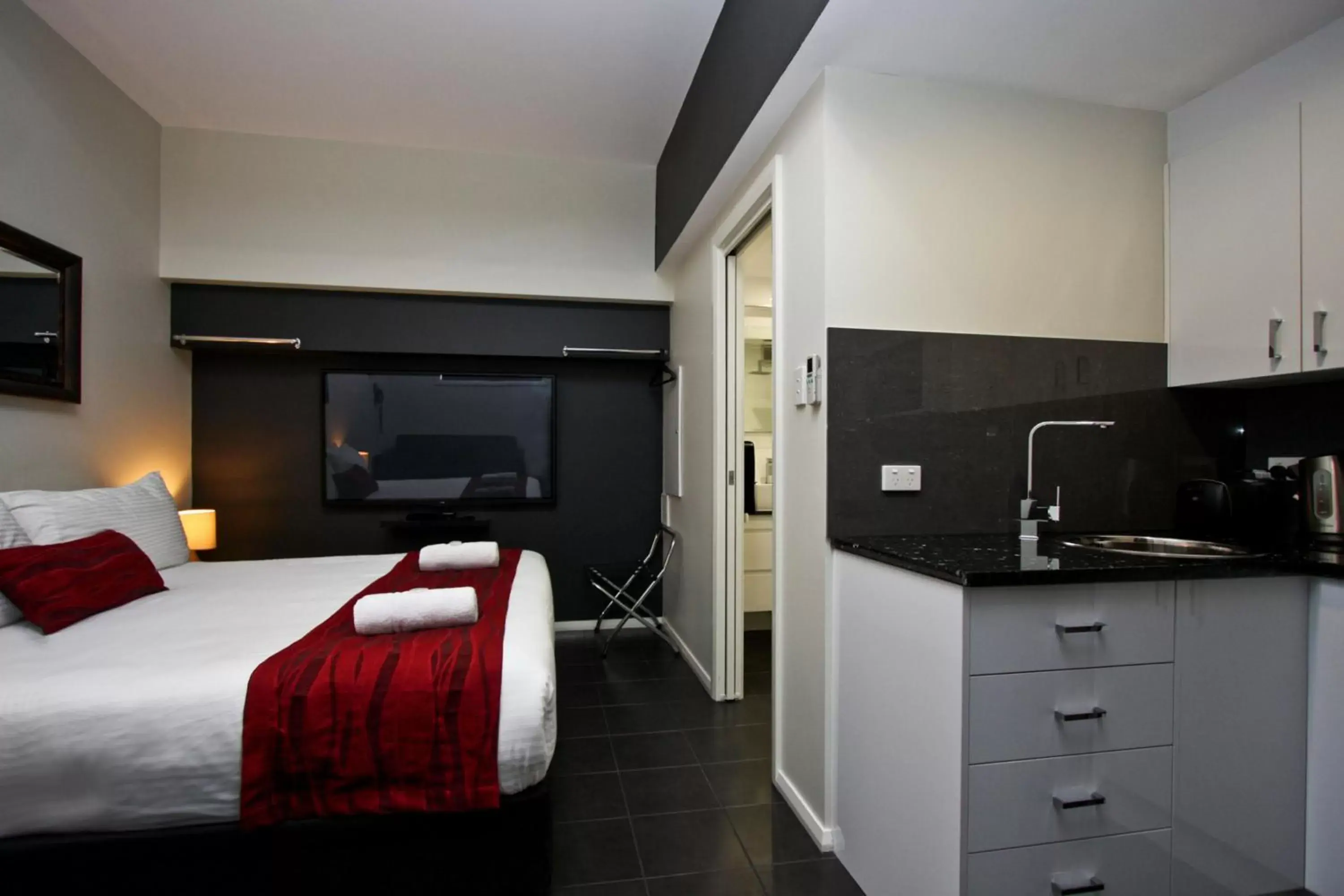 Bed, Kitchen/Kitchenette in Jesmond Executive Villas