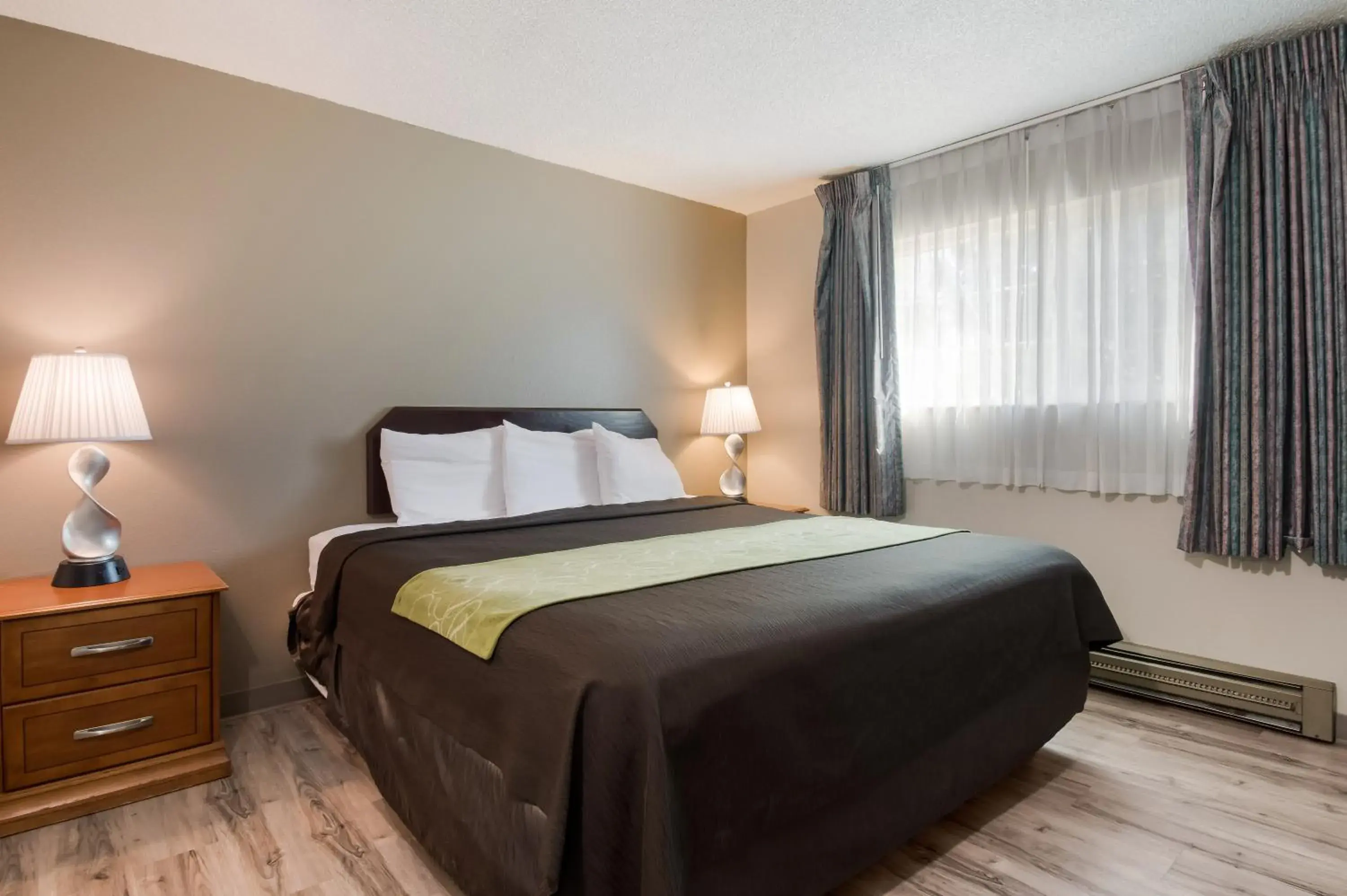 Bed in Rodeway Inn & Suites Hwy 217 & 26 W