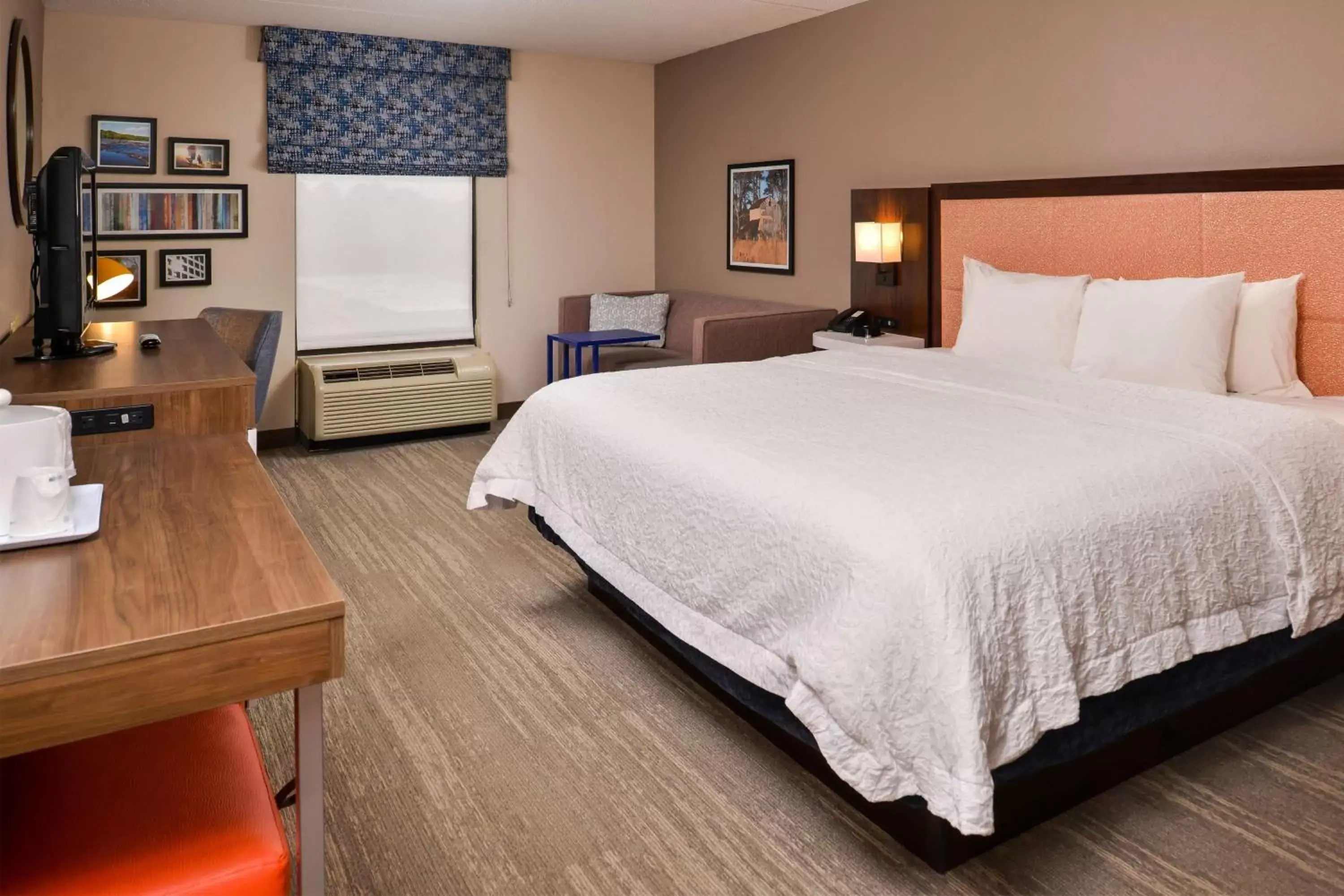 Bedroom, Bed in Hampton Inn Emporia