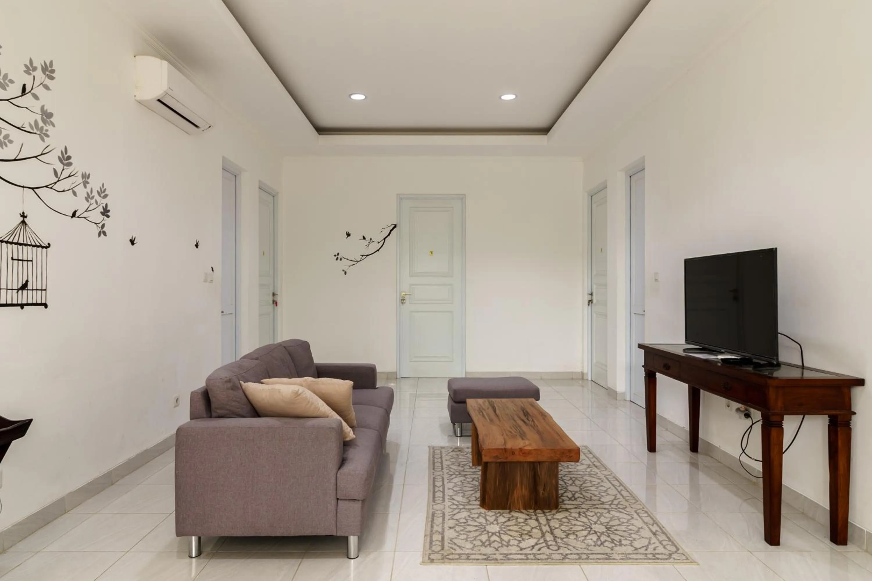 TV and multimedia in RedDoorz Plus near Exit Toll Puncak 2