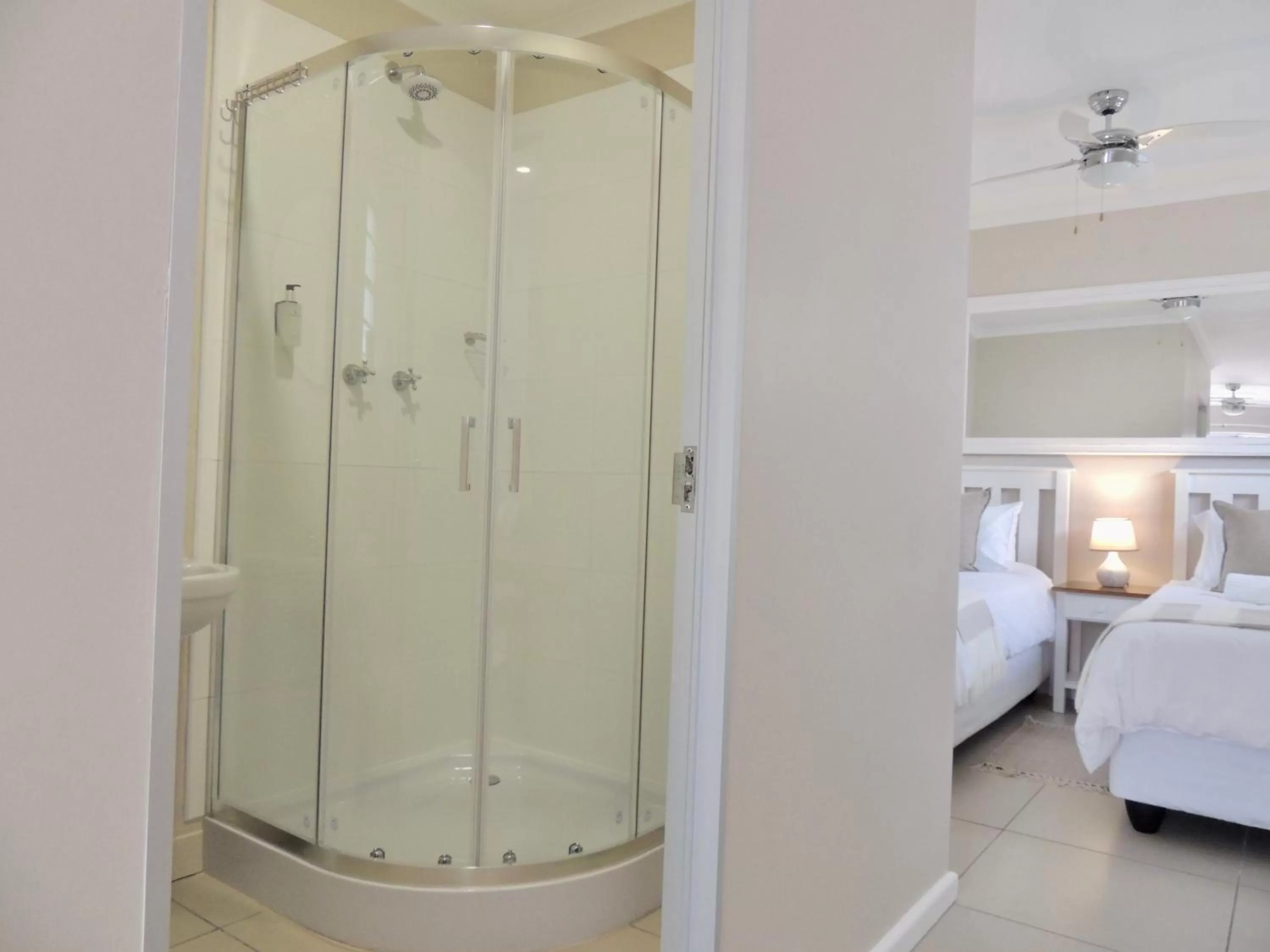 Bathroom, Bed in La Mer Guesthouse