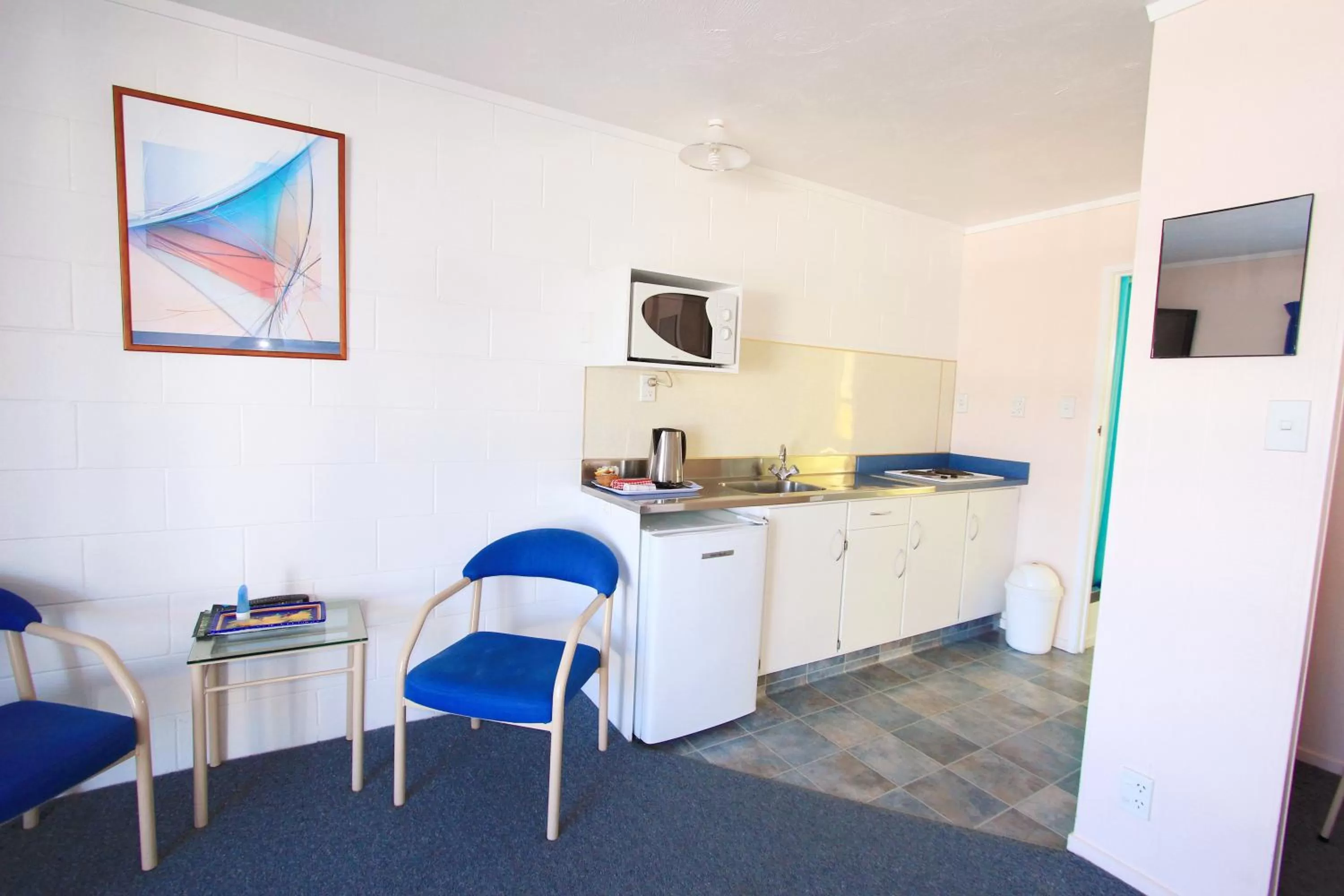 Coffee/tea facilities in Golden Glow Motel