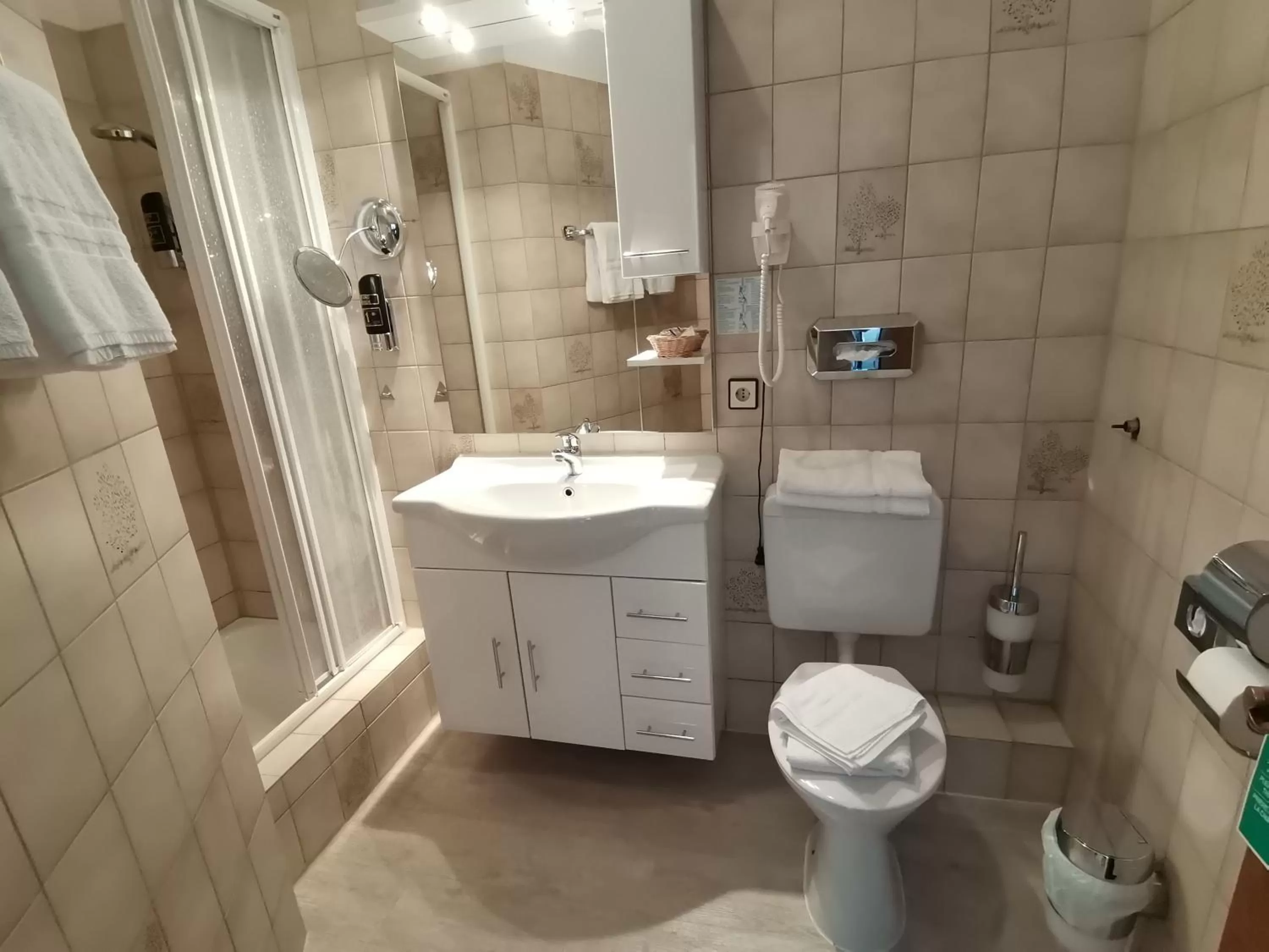 Shower, Bathroom in Hotel Kitzinger Hof an der B8