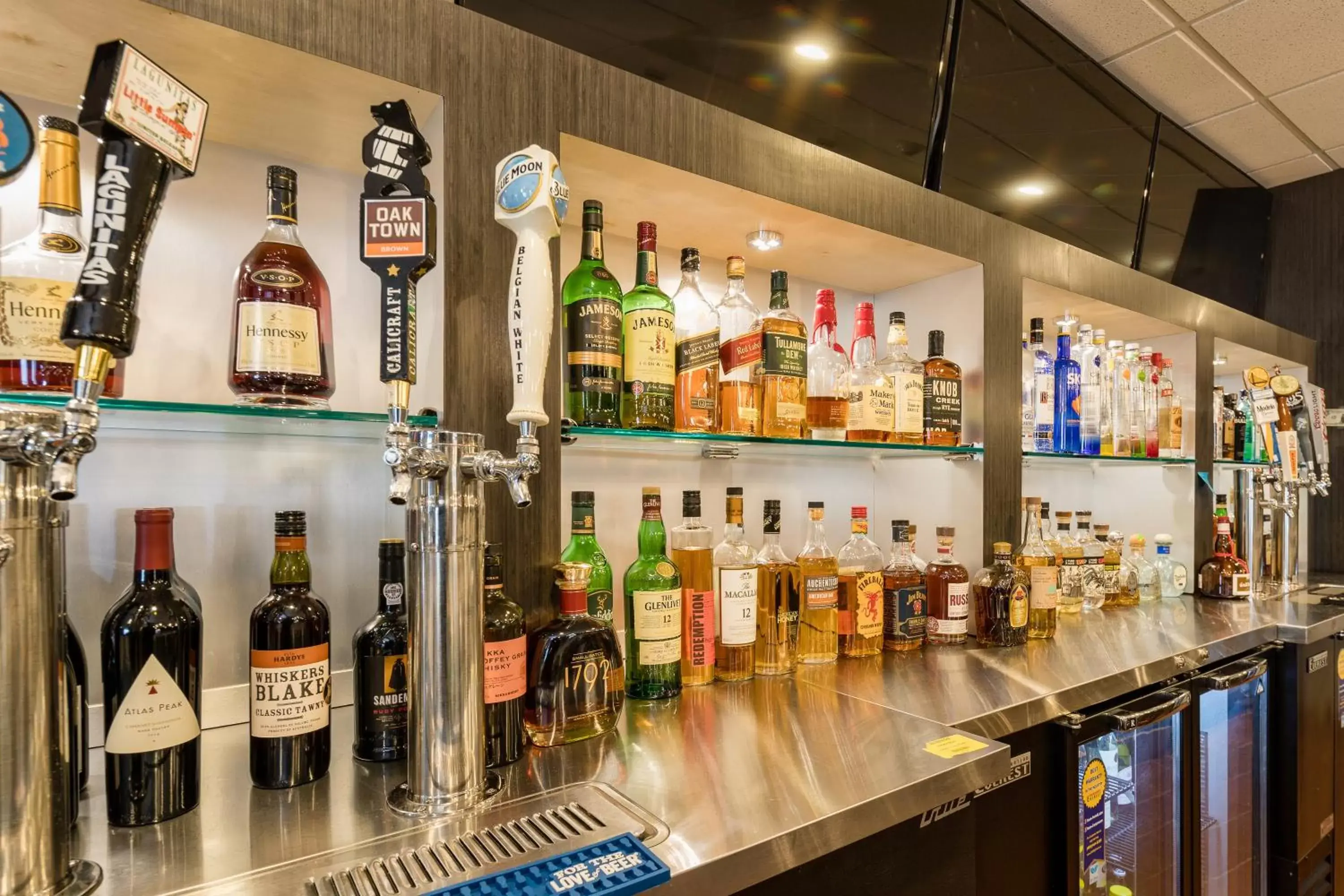 Lounge or bar in Radisson Hotel Oakland Airport