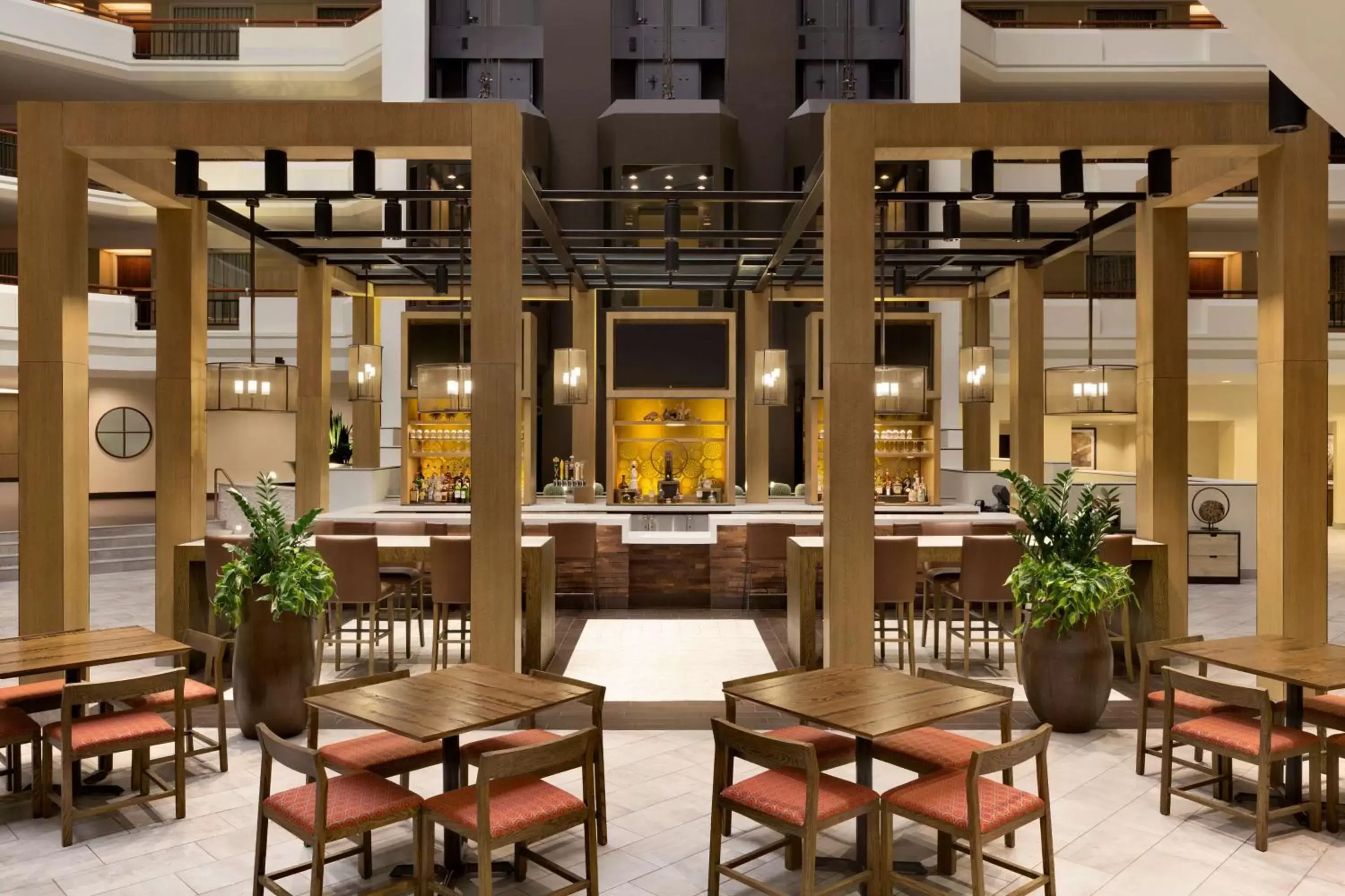 Lounge or bar, Restaurant/Places to Eat in Embassy Suites by Hilton Austin Downtown South Congress