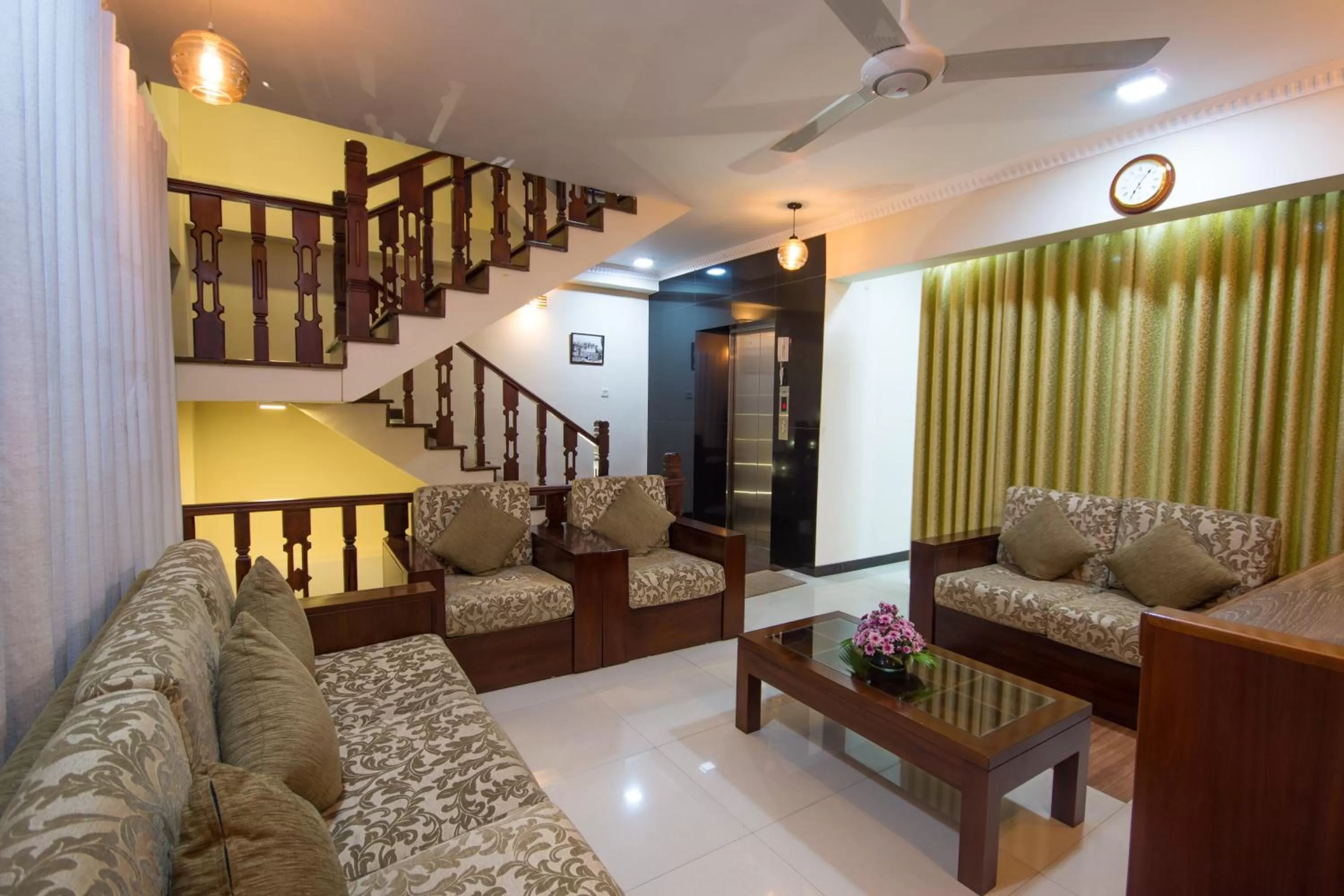 Restaurant/places to eat in Ceyloni City Hotel