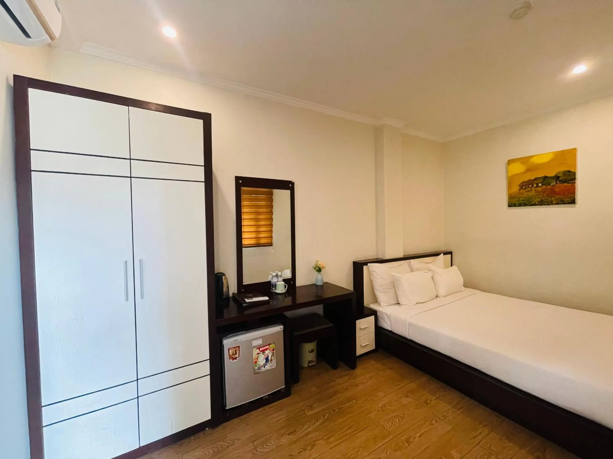 Property building, Bed in Rising Dragon Hotel