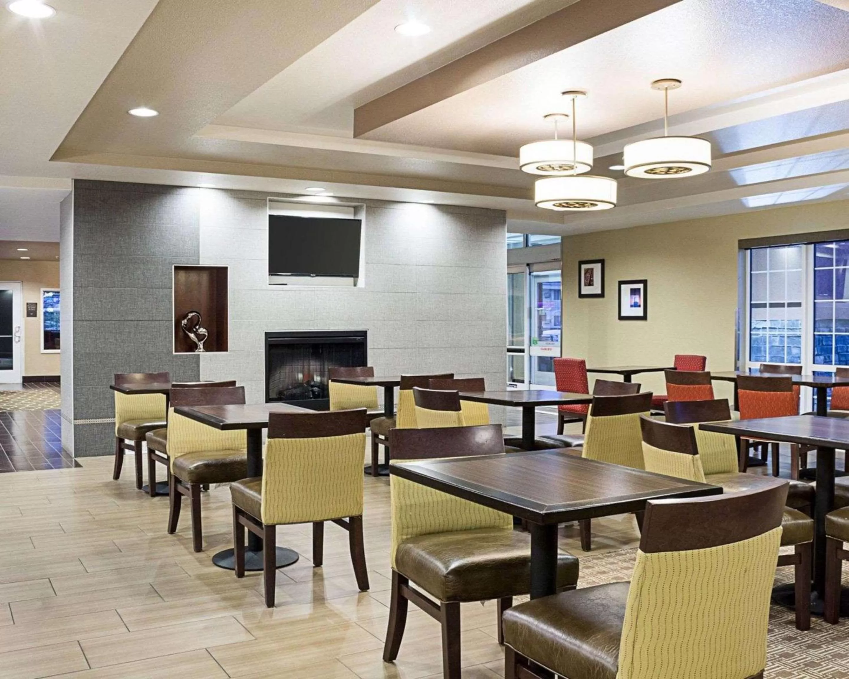Restaurant/places to eat in Comfort Suites Minot South