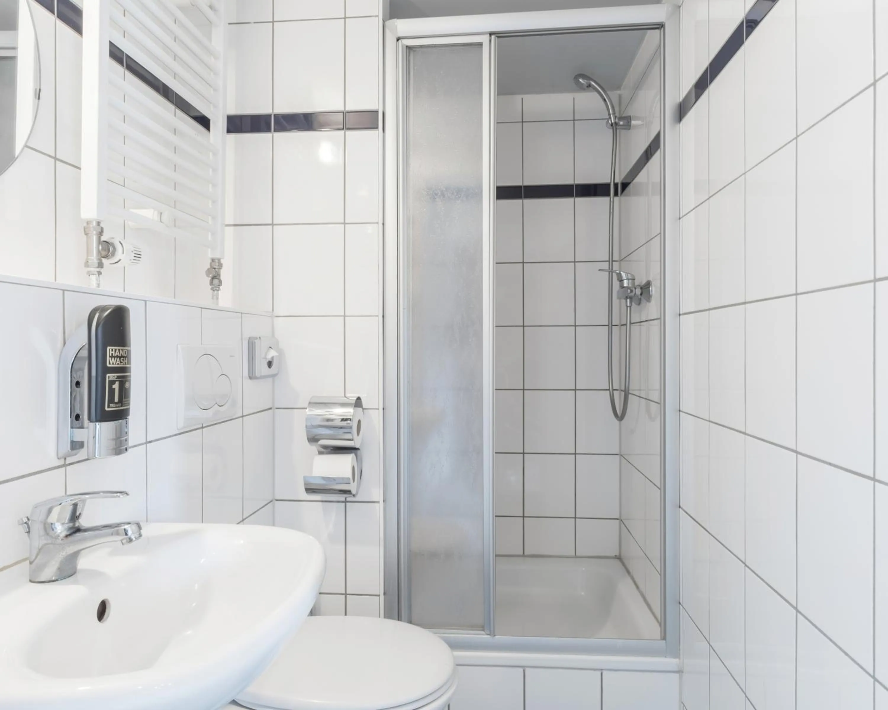 Toilet in a&o Hamburg Reeperbahn