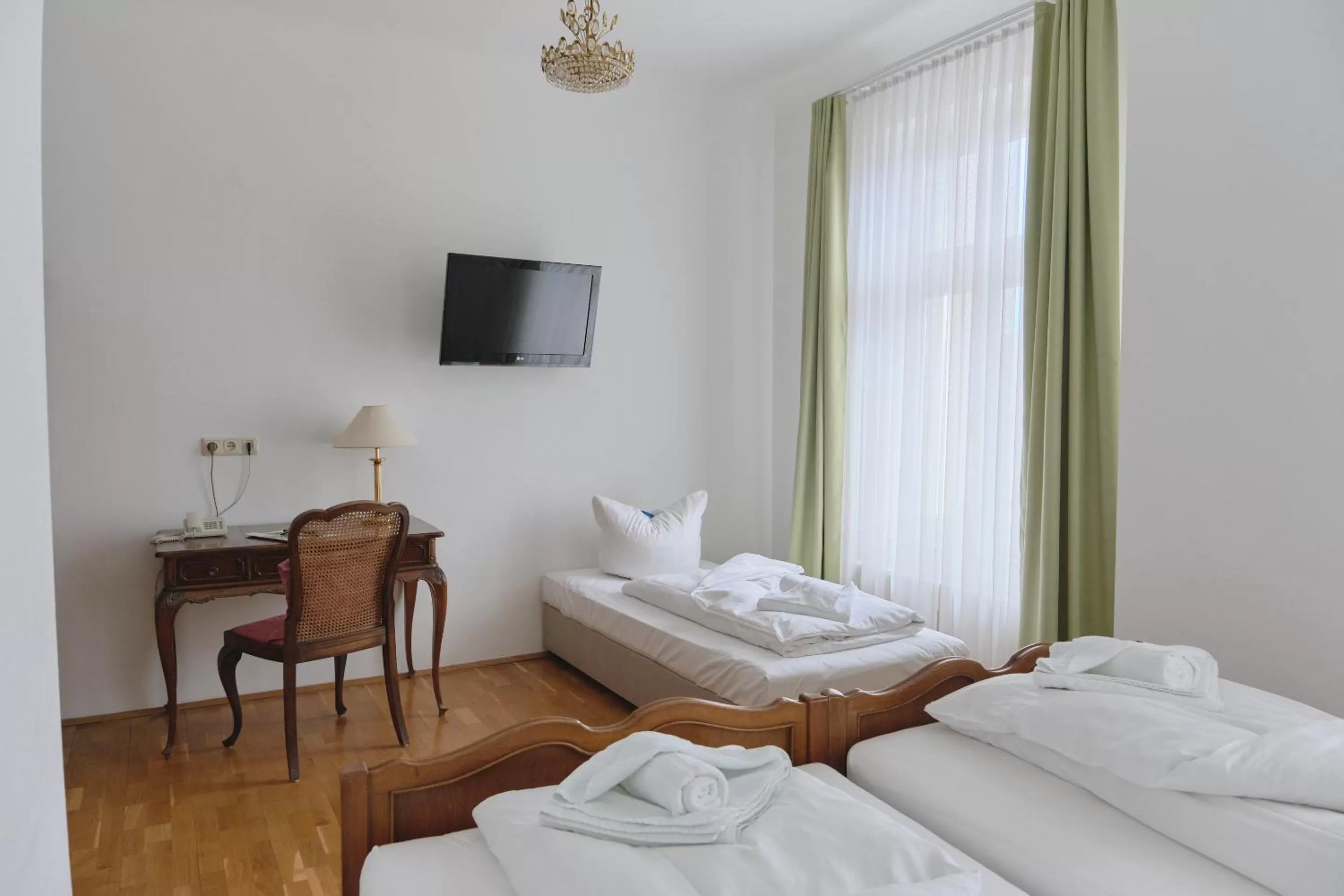 Photo of the whole room, Bed in Jahrhunderthotel Leipzig