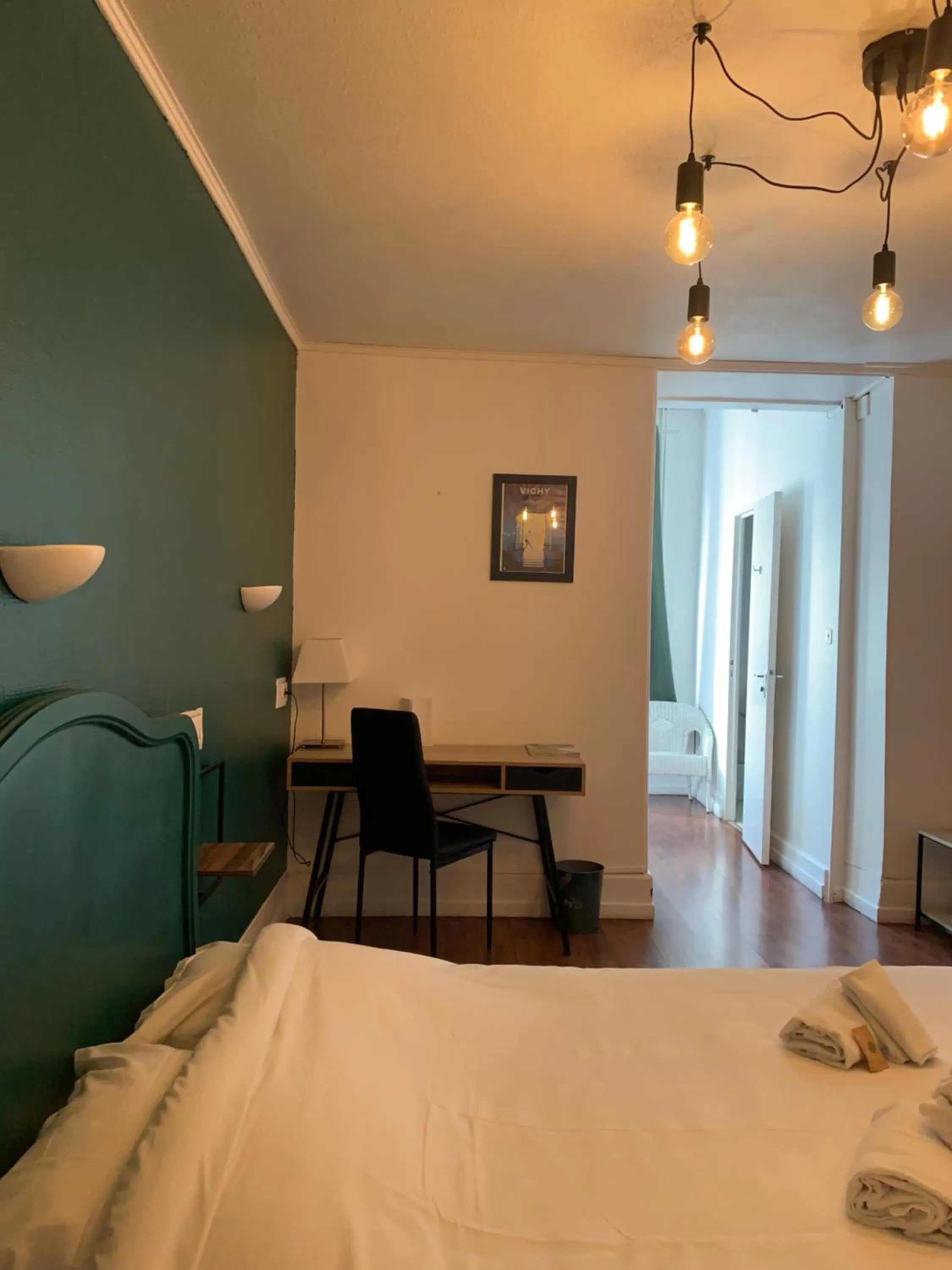 Bed in Hôtel & Restaurant Le Patio VICHY