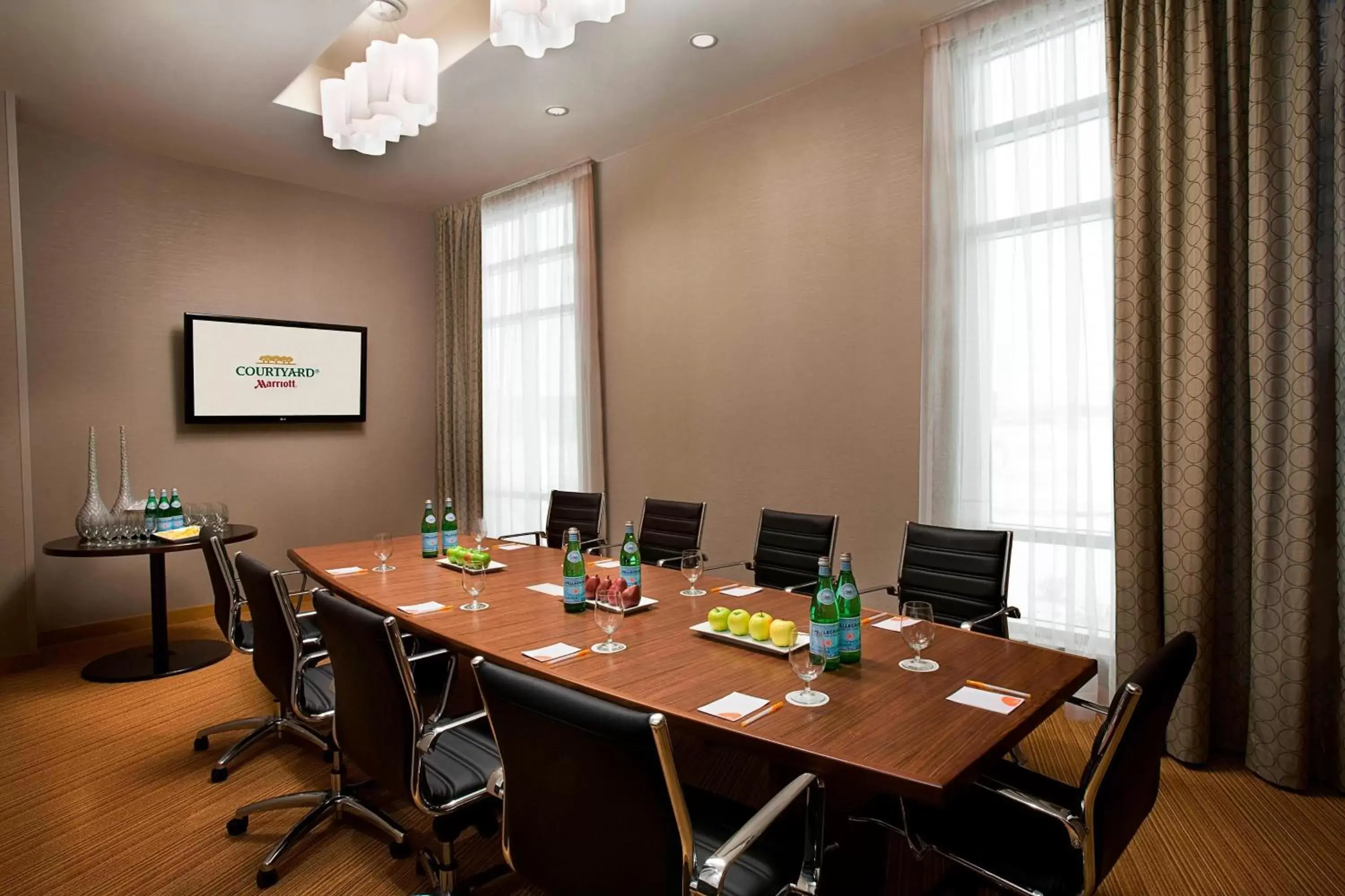 Meeting/conference room in Courtyard by Marriott Calgary Airport