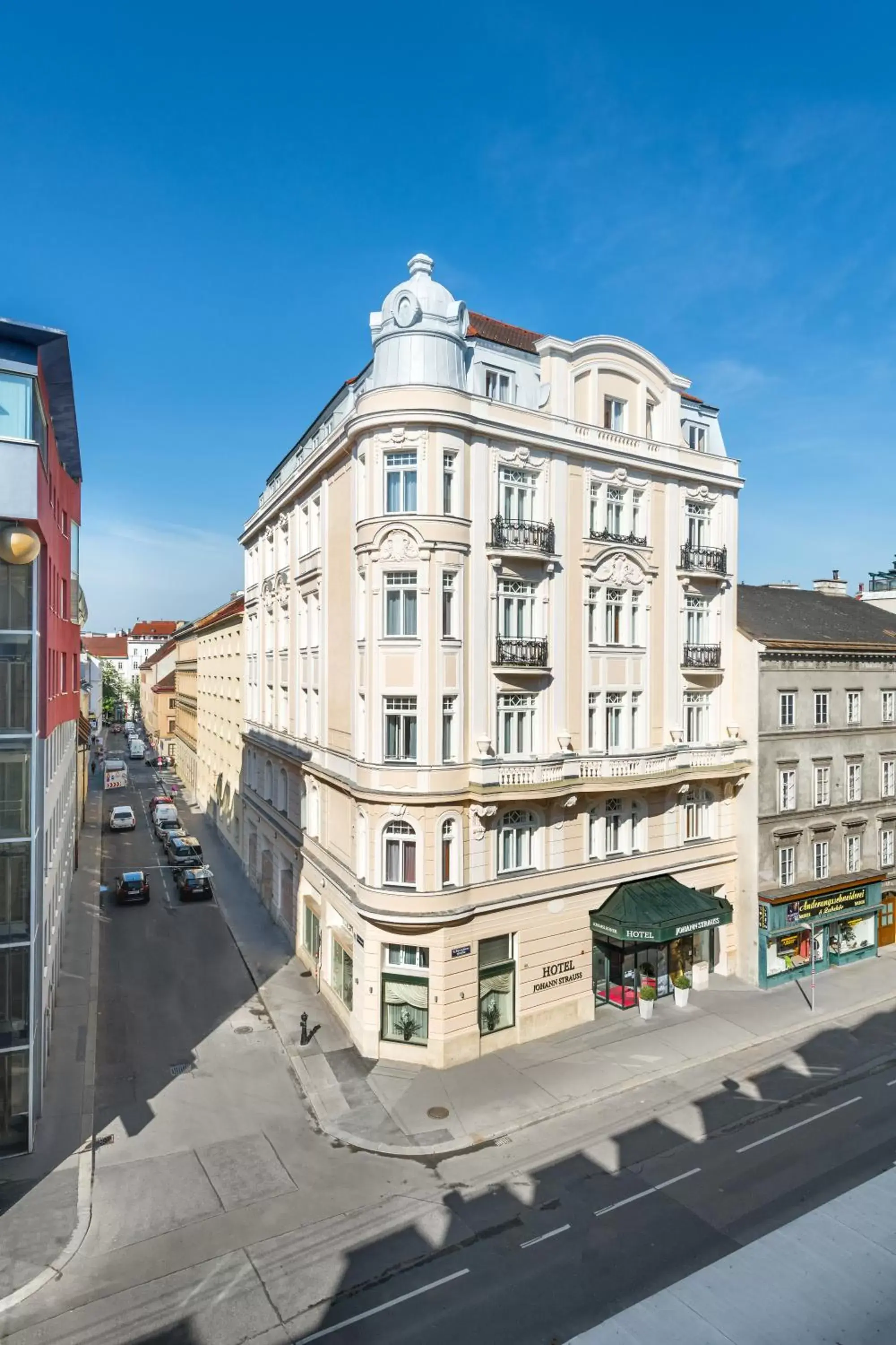 Facade/entrance, Property Building in Hotel Johann Strauss