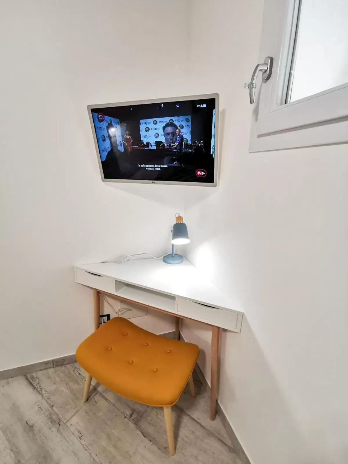 TV and multimedia, TV/Entertainment Center in BaRock B&B Palermo