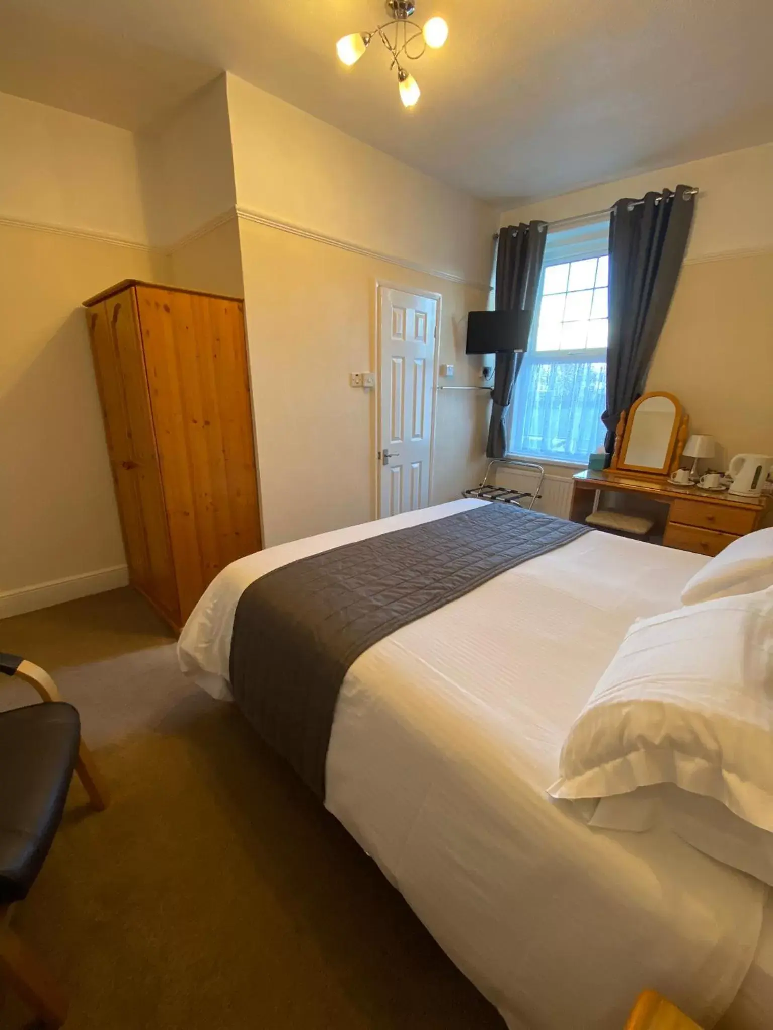 Bathroom, Bed in Paignton Court