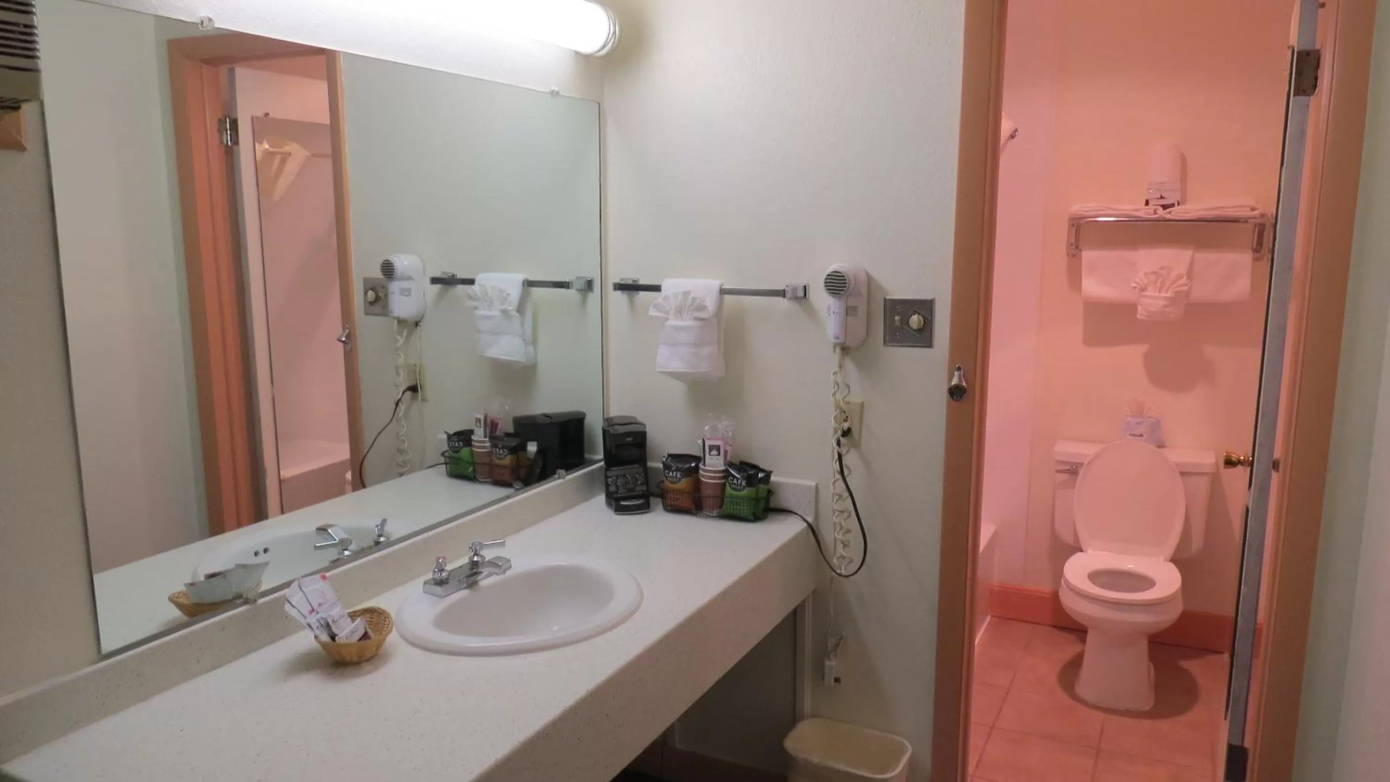 Bathroom in Howard Johnson by Wyndham Raton