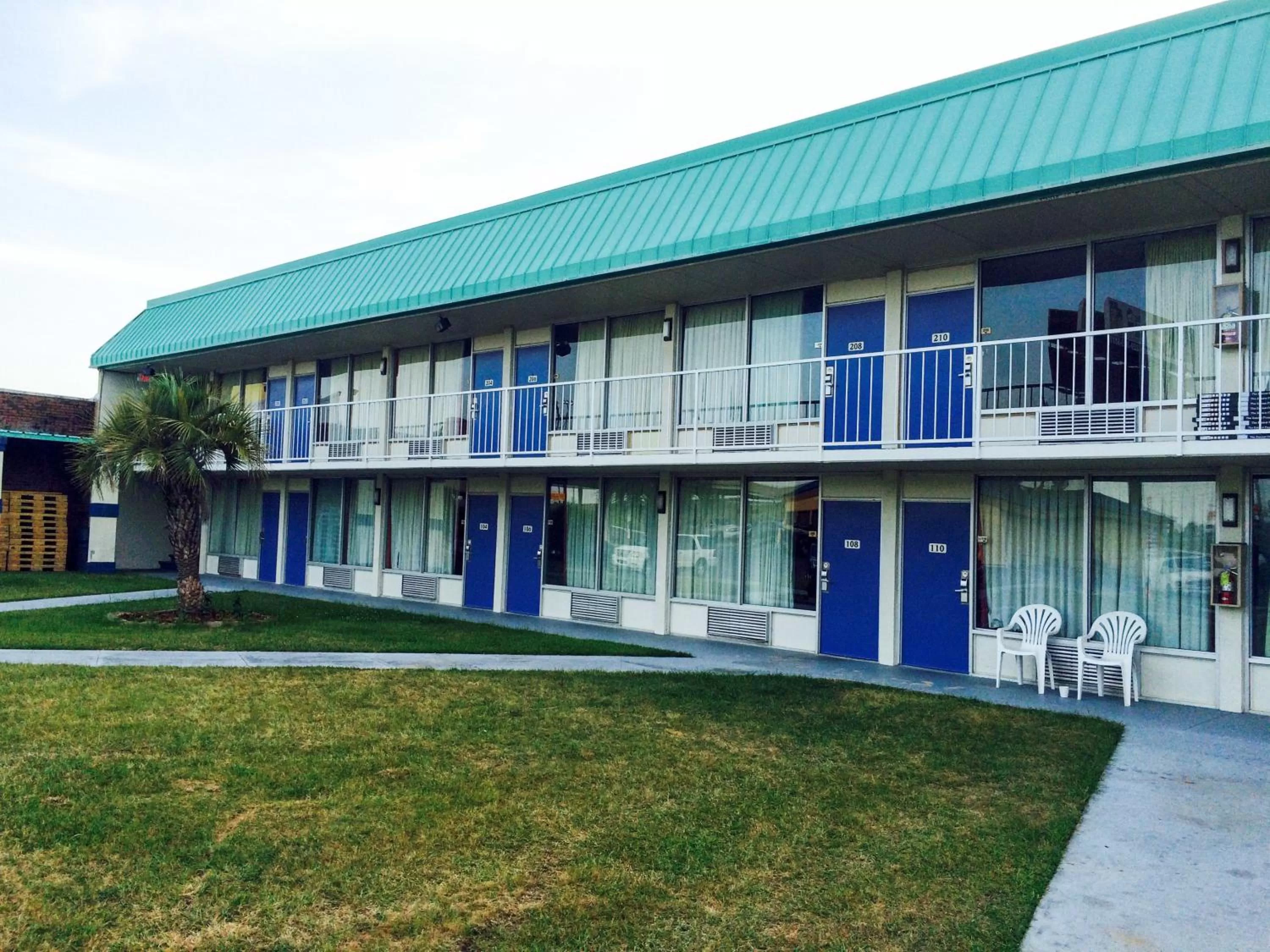 Property building in Motel 6-Tifton, GA
