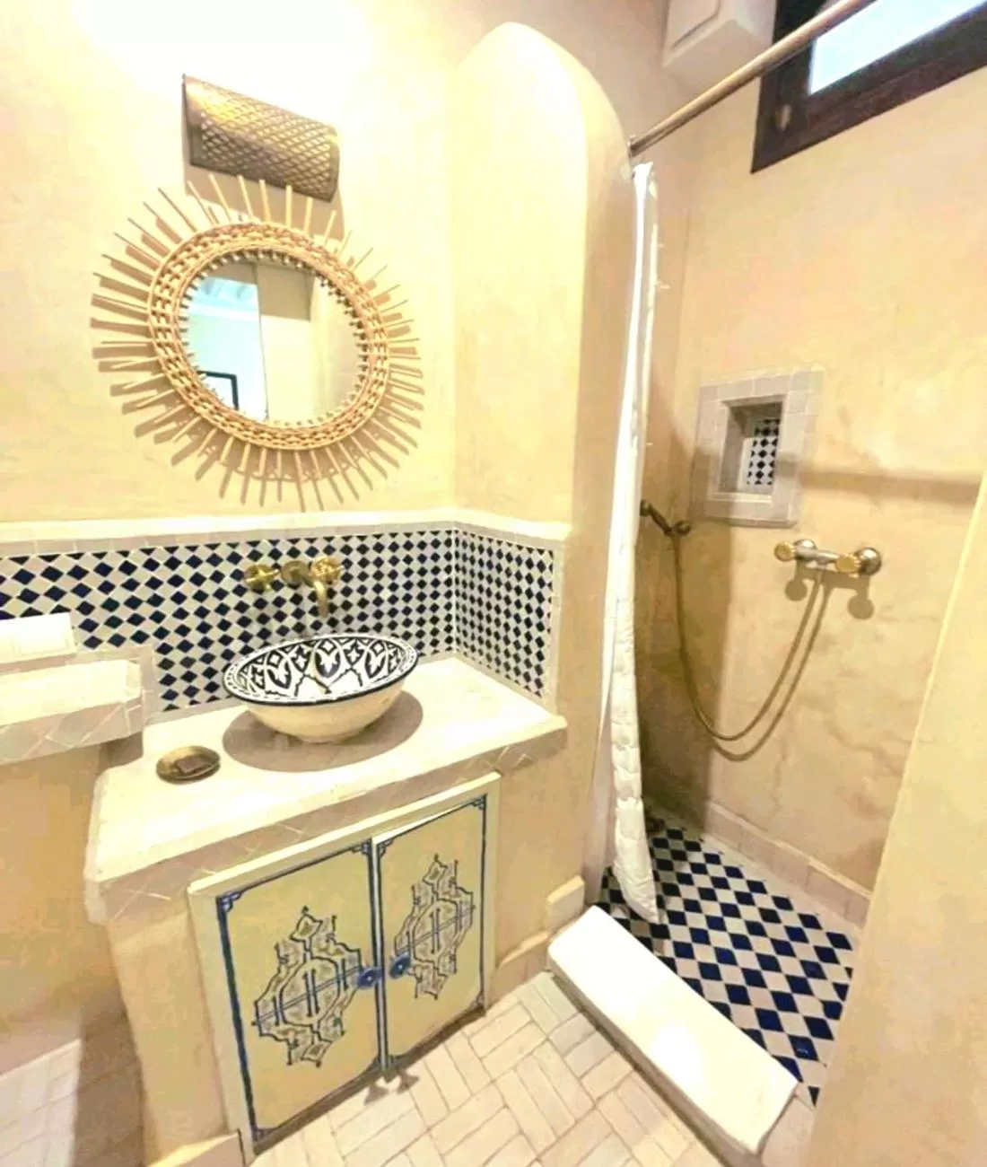 Shower in Riad Beata Bed & Breakfast