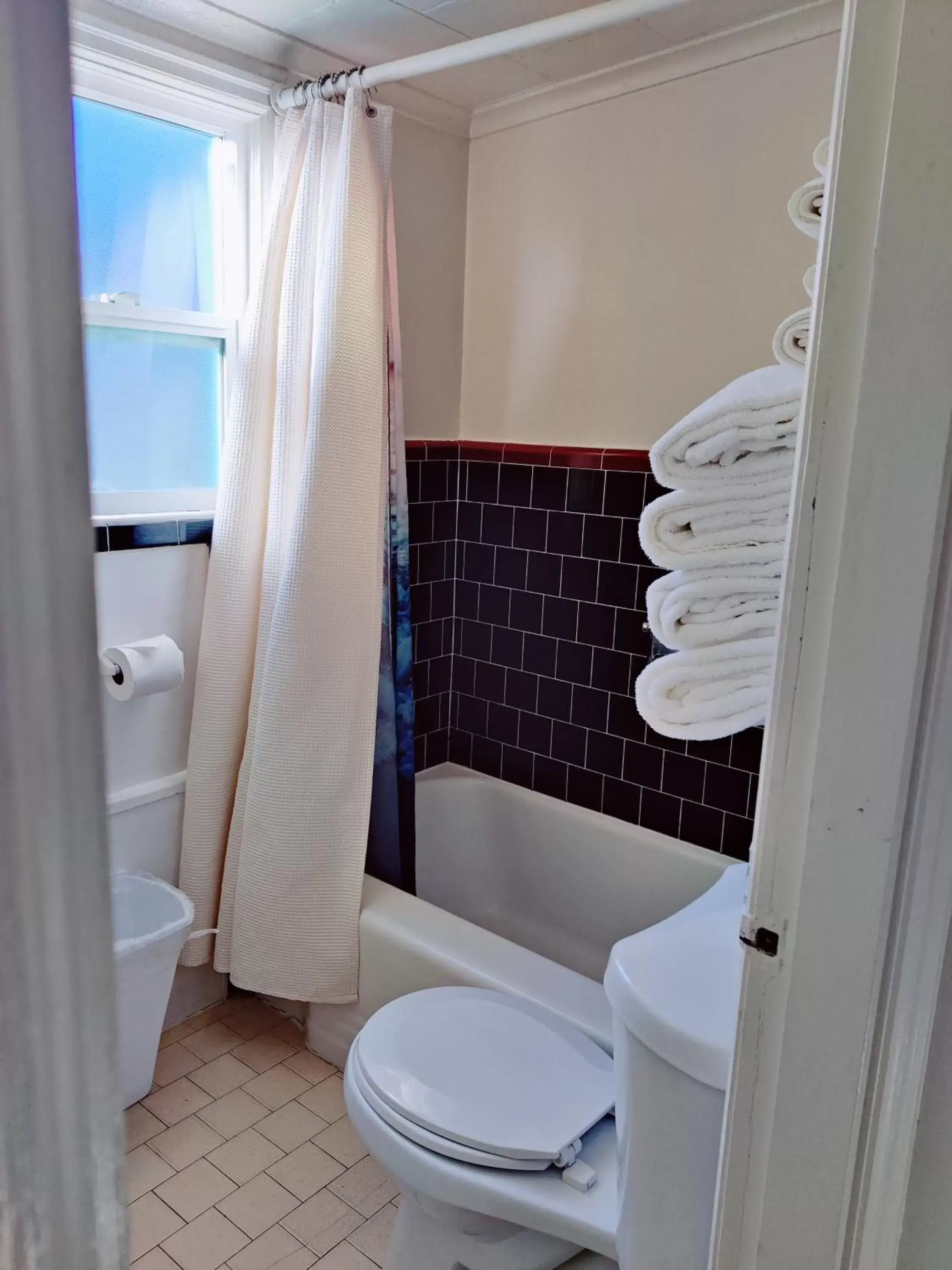 Deluxe Double Room with Extra Bed - Dog Friendly in Hillcrest Inn Deluxe Double Room with Extra Bed - Dog Friendly in Hillcrest Inn