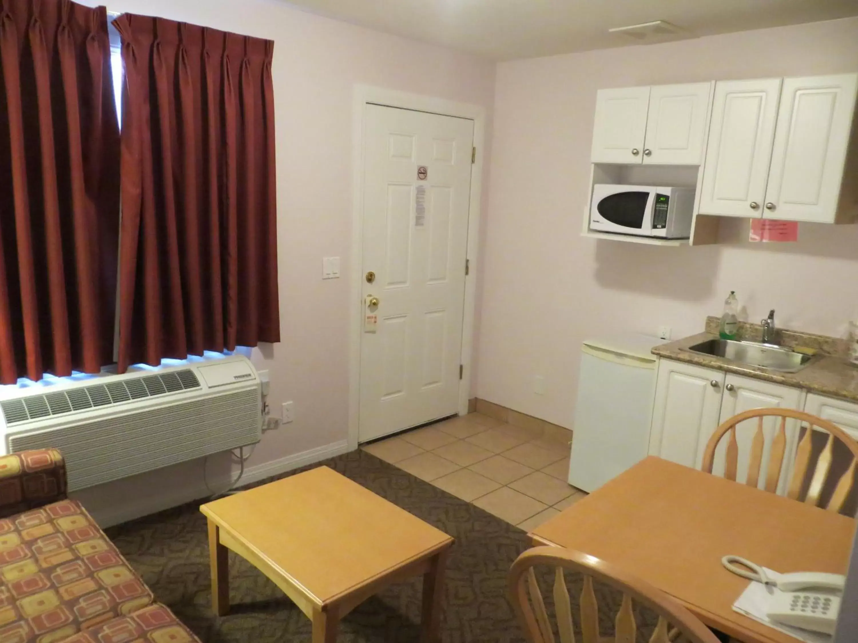 Kitchen or kitchenette, Kitchen/Kitchenette in Cactus Tree Inn