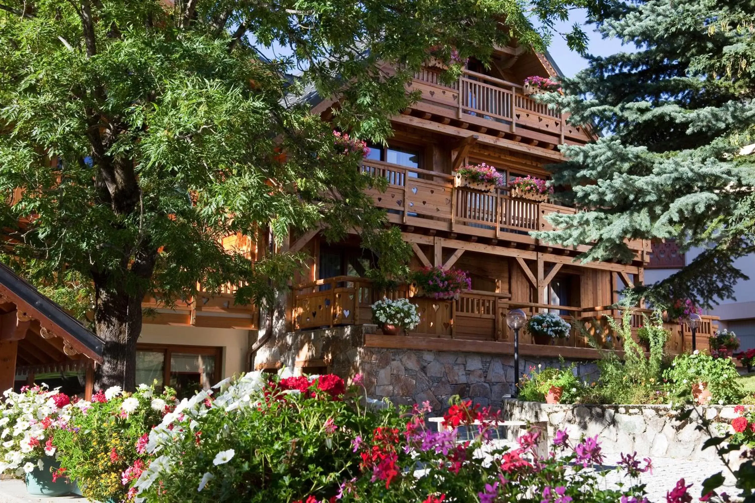 Facade/entrance, Property Building in Chalet Mounier