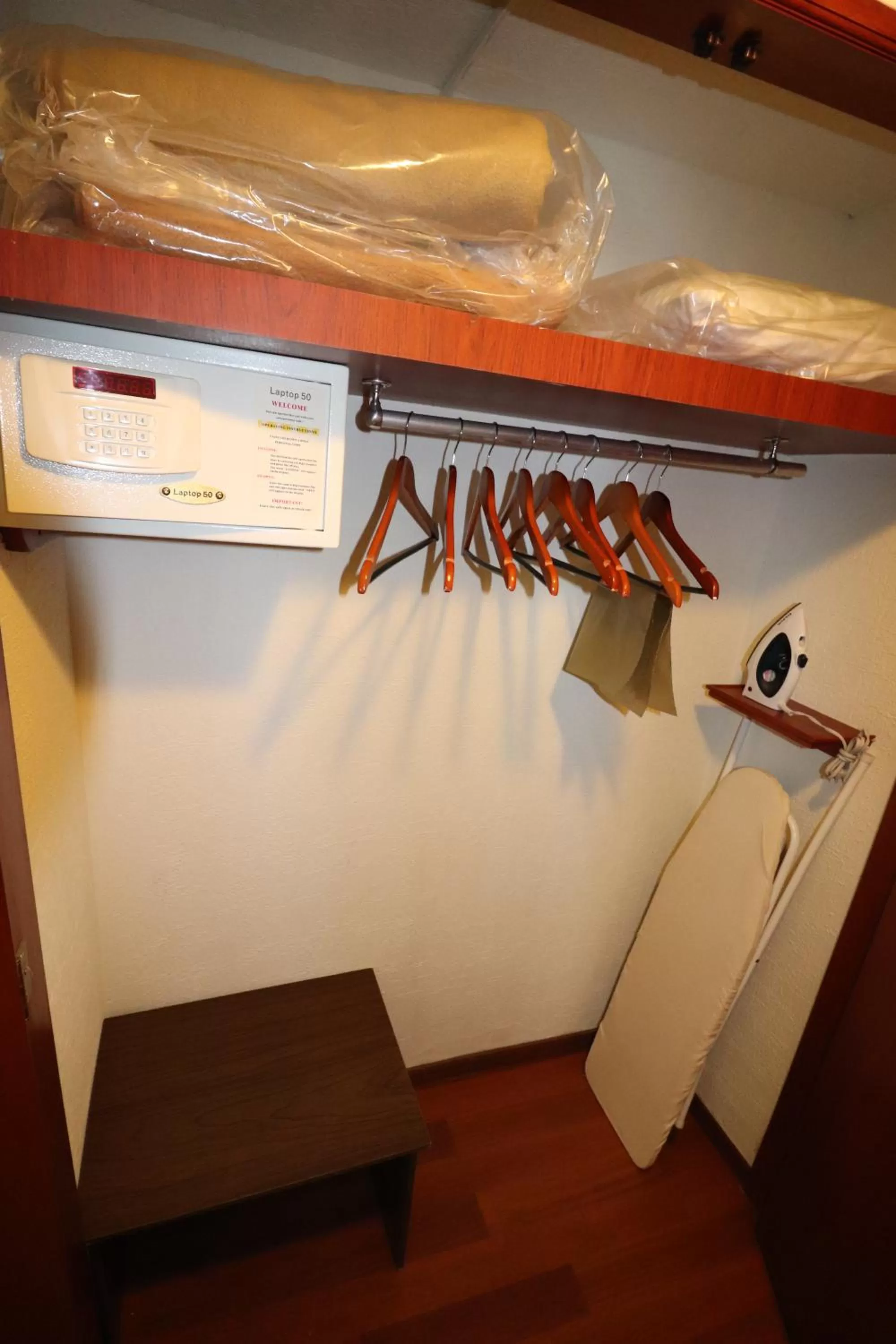 wardrobe in Best Western Plus Gran Marques