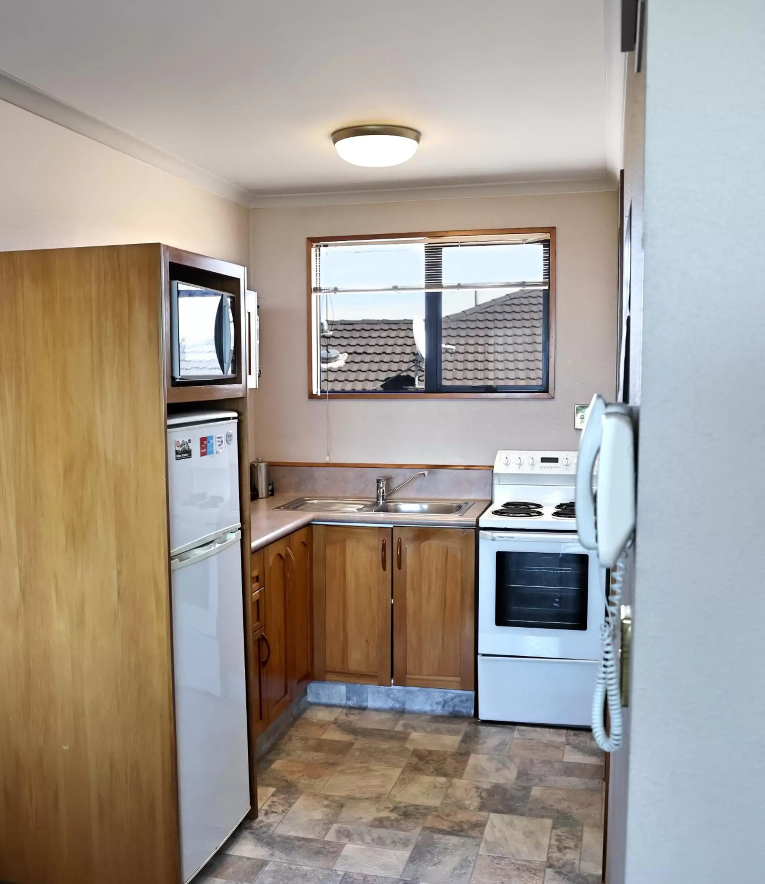 Kitchen/Kitchenette in Baywatch Motor Lodge