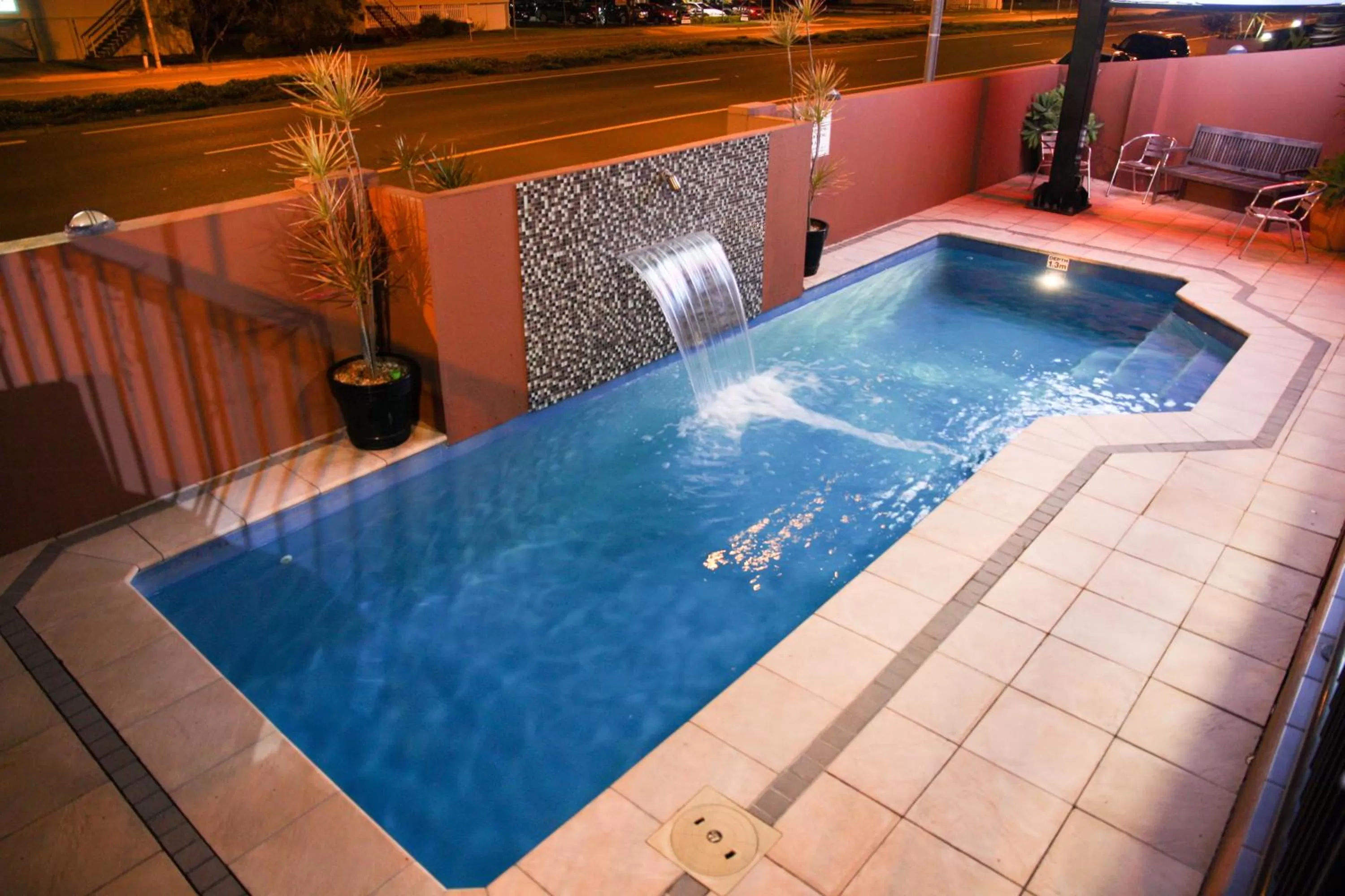 Swimming pool in Rocky Resort Motor Inn