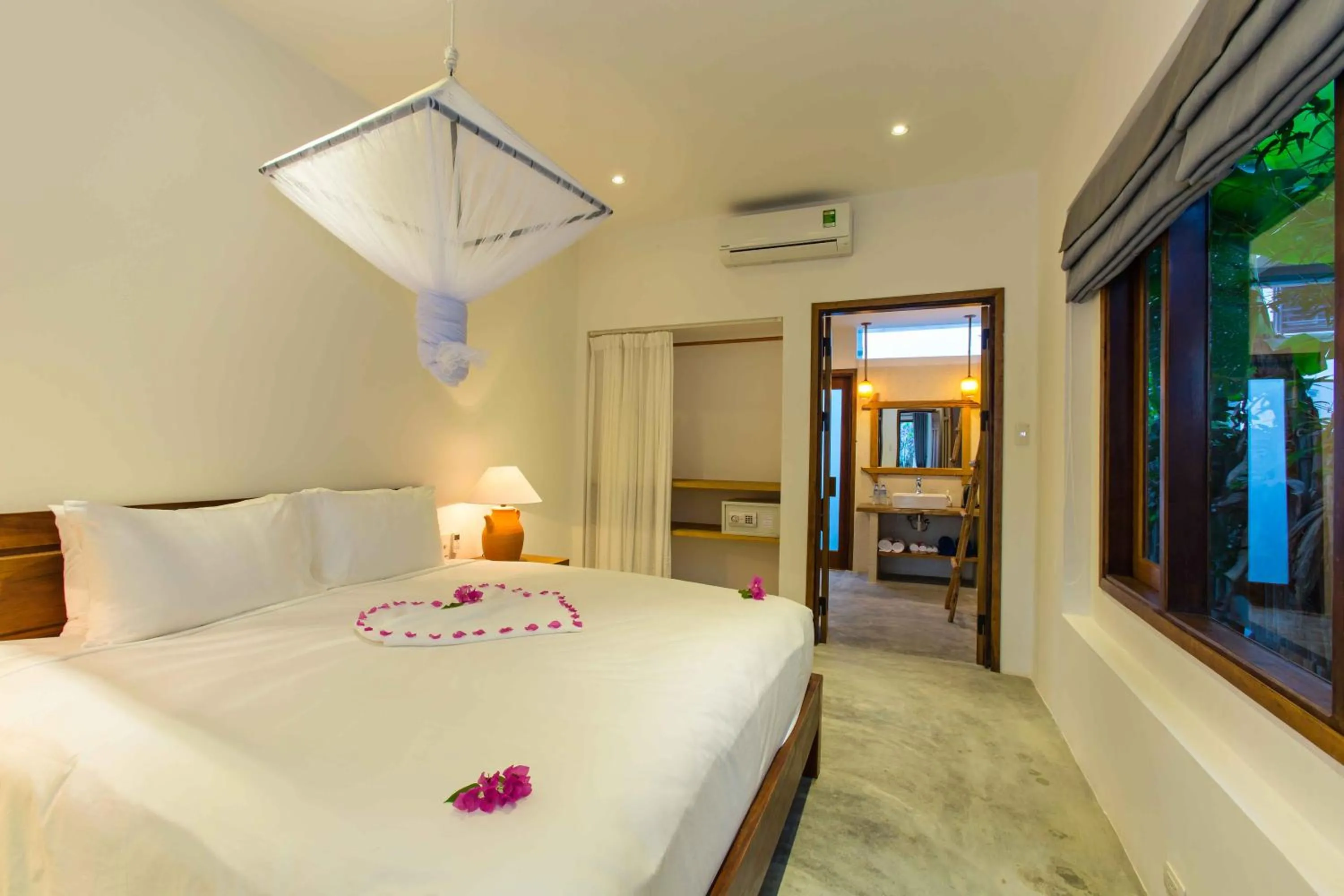 Photo of the whole room, Bed in Vina Beach Pool Villas