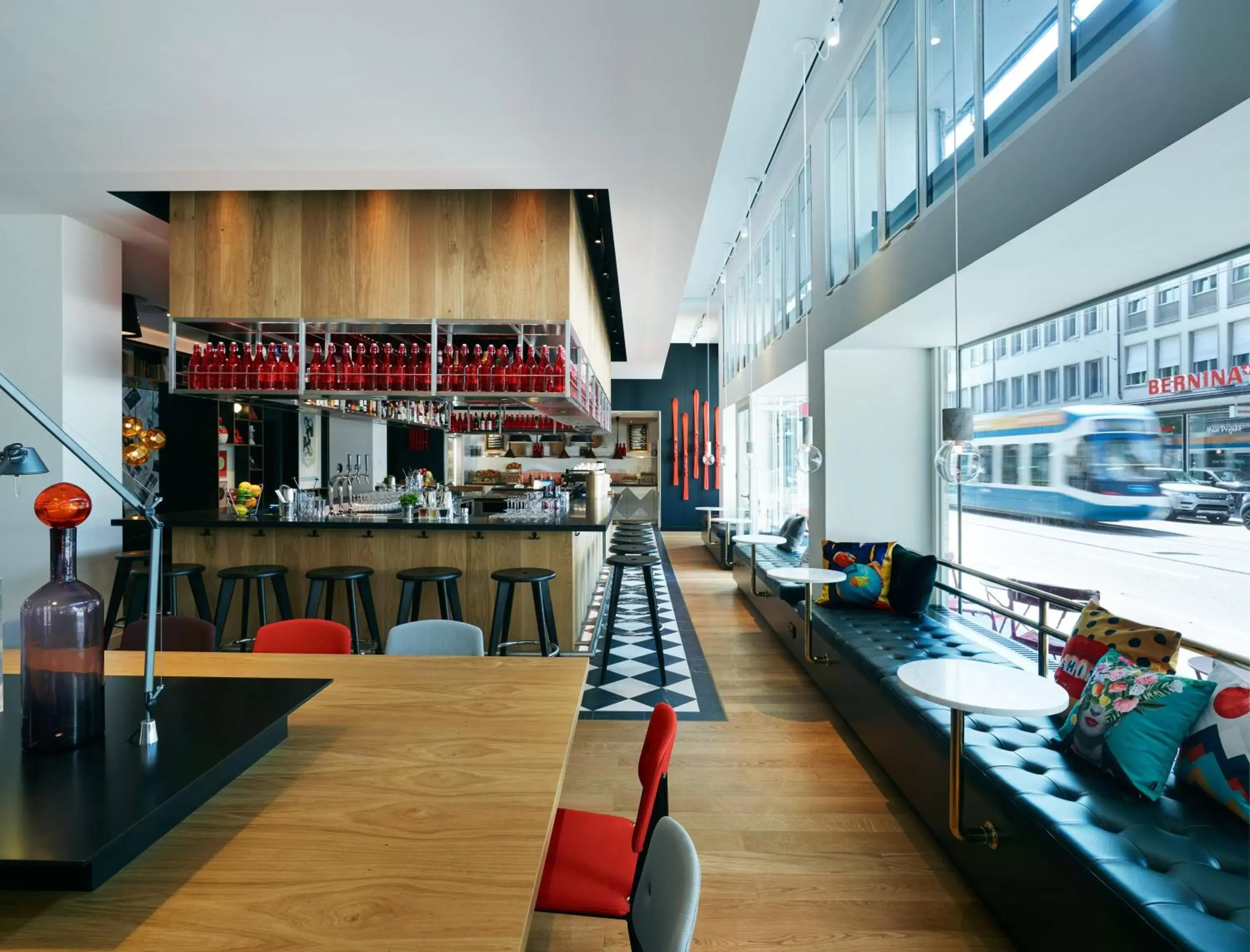 Lounge or bar, Kitchen/Kitchenette in citizenM Zürich