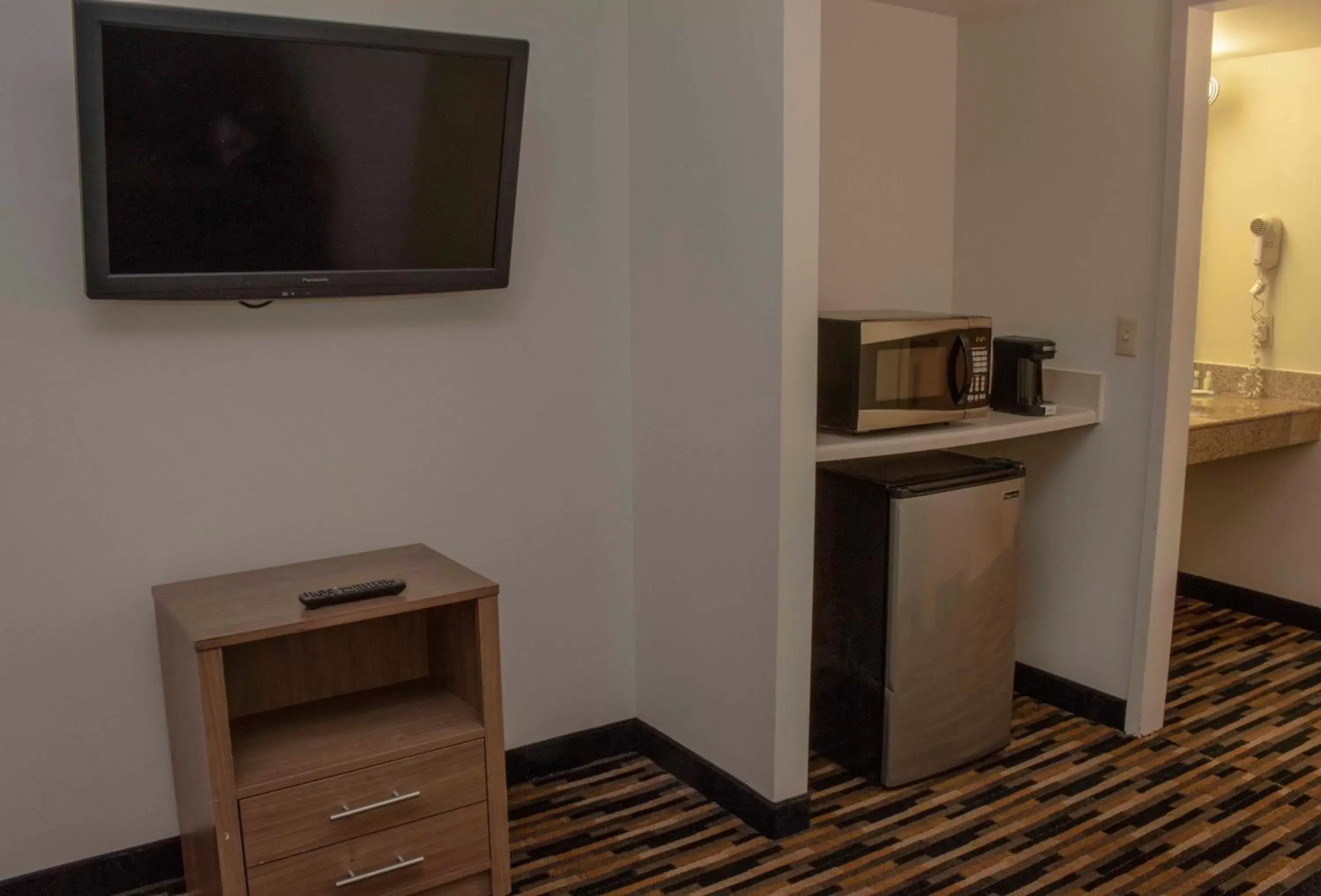 TV and multimedia, TV/Entertainment Center in Quality Suites Lake Wright Norfolk Airport