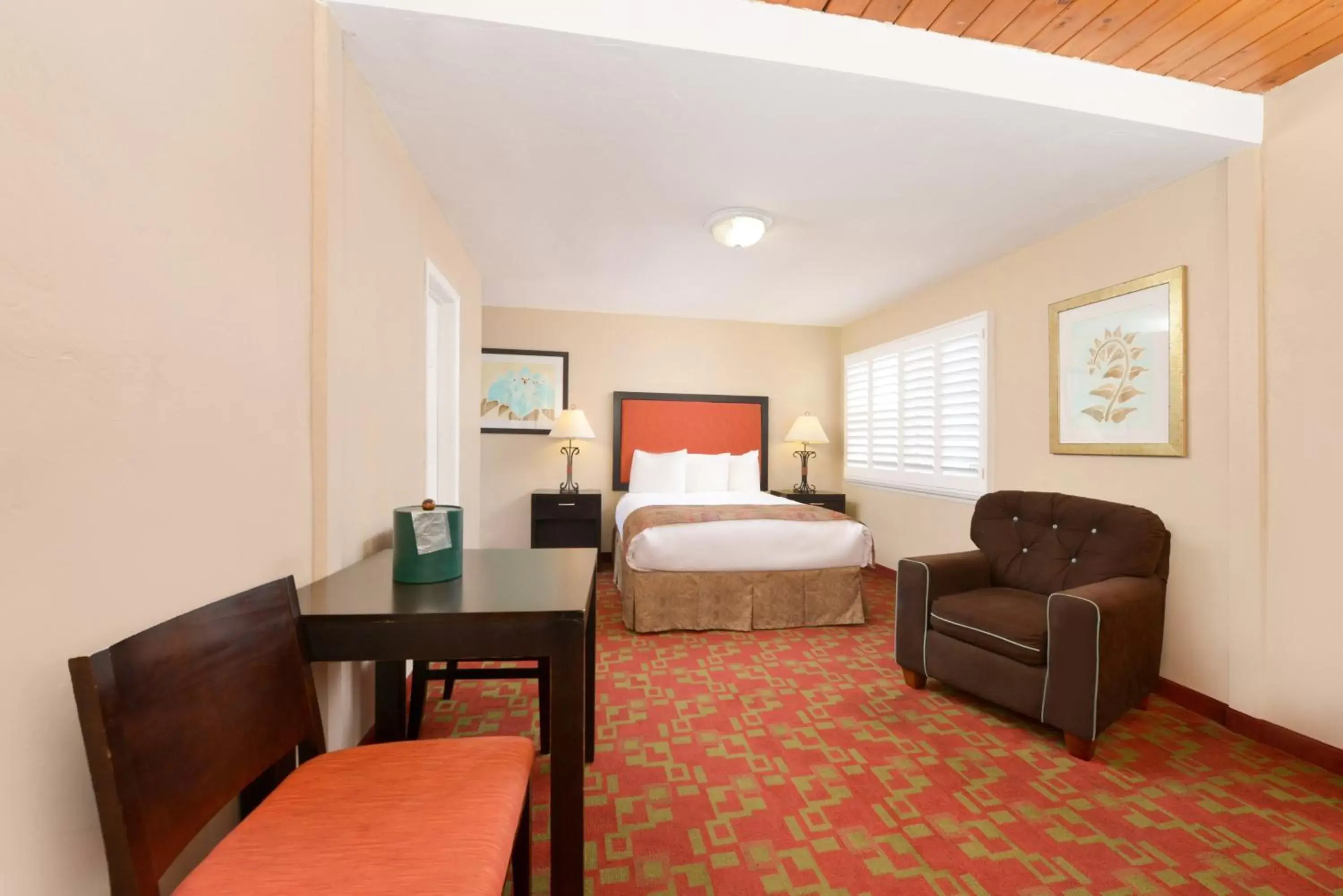 Bedroom in Pacific Shores Inn - Morro Bay