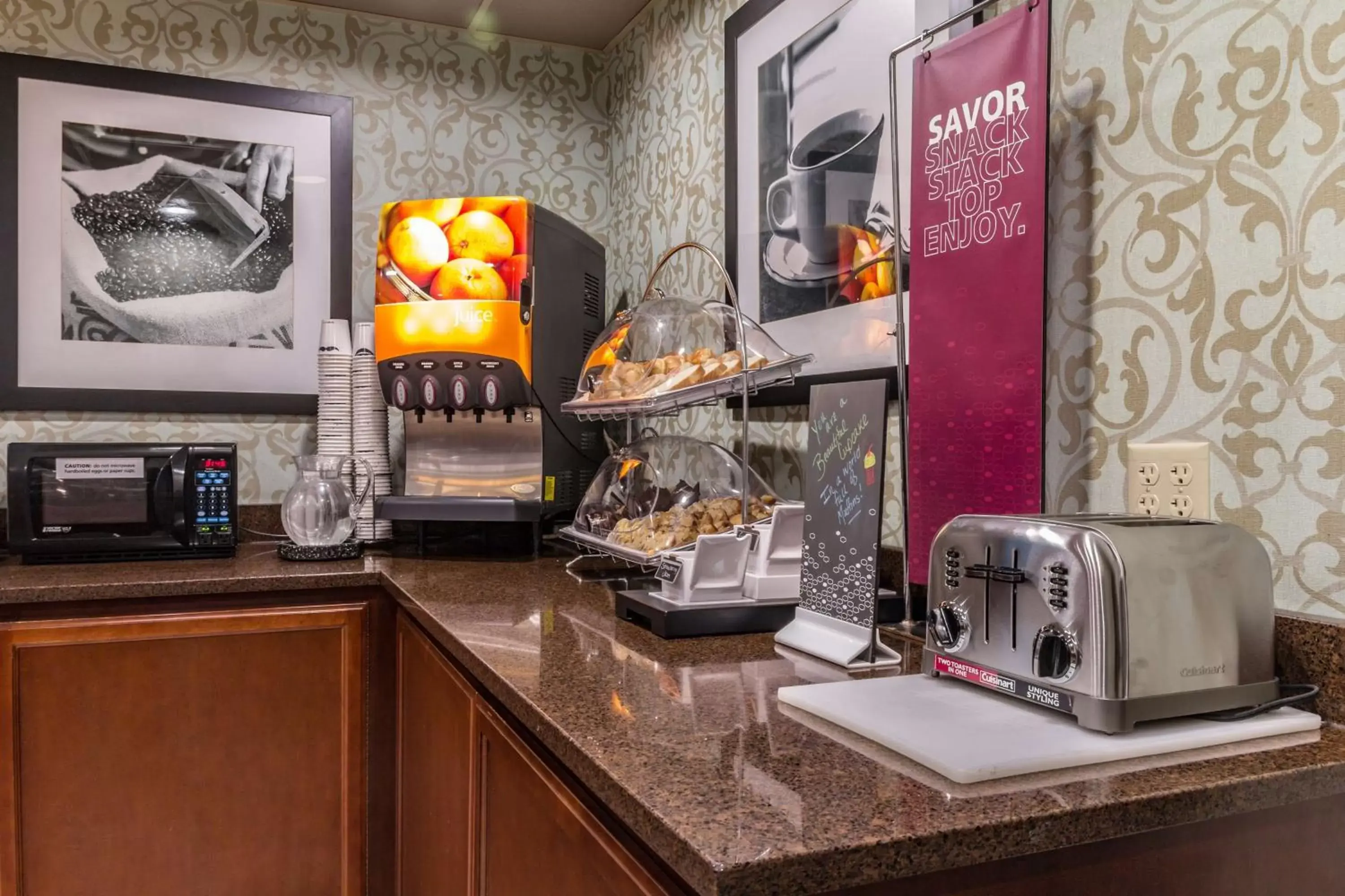 Dining area in Hampton Inn Winchester-University/ Mall