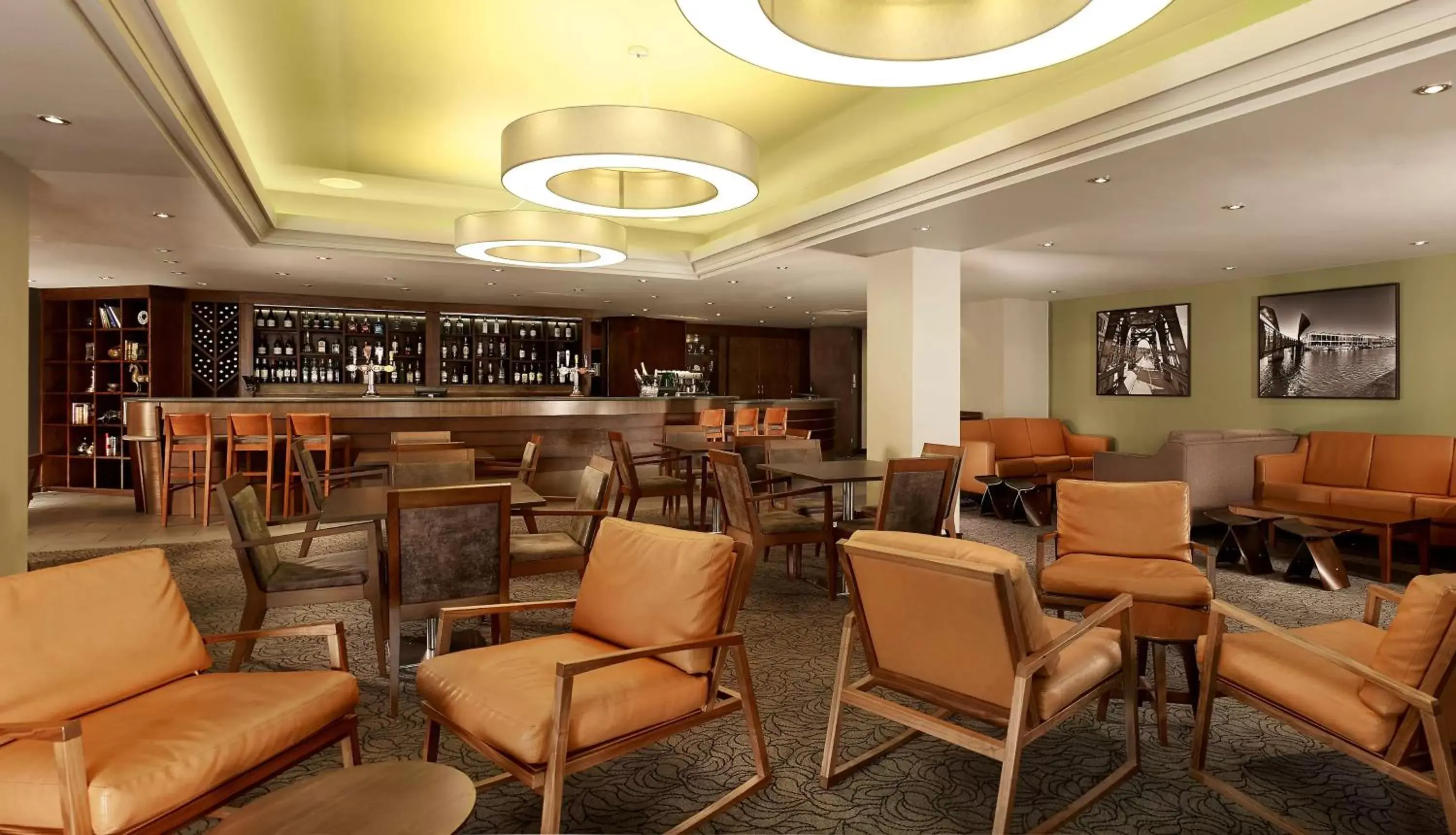 Lounge or bar, Restaurant/Places to Eat in DoubleTree by Hilton Bristol City Centre