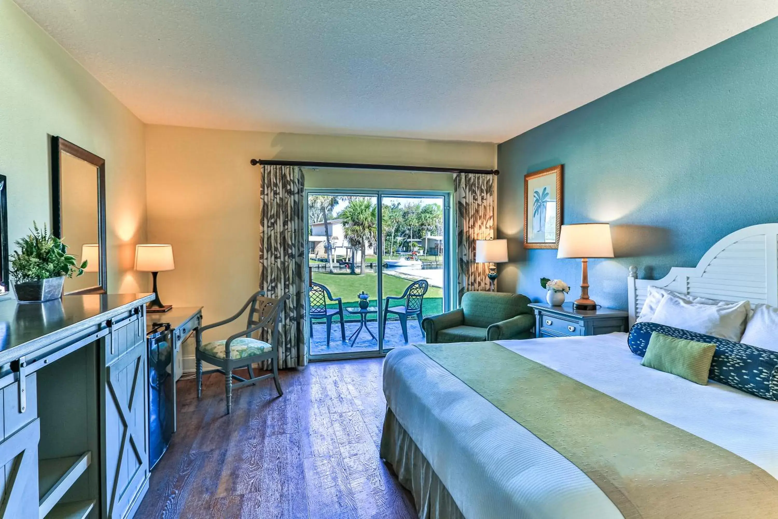 Bed in Plantation Resort on Crystal River, Ascend Hotel Collection