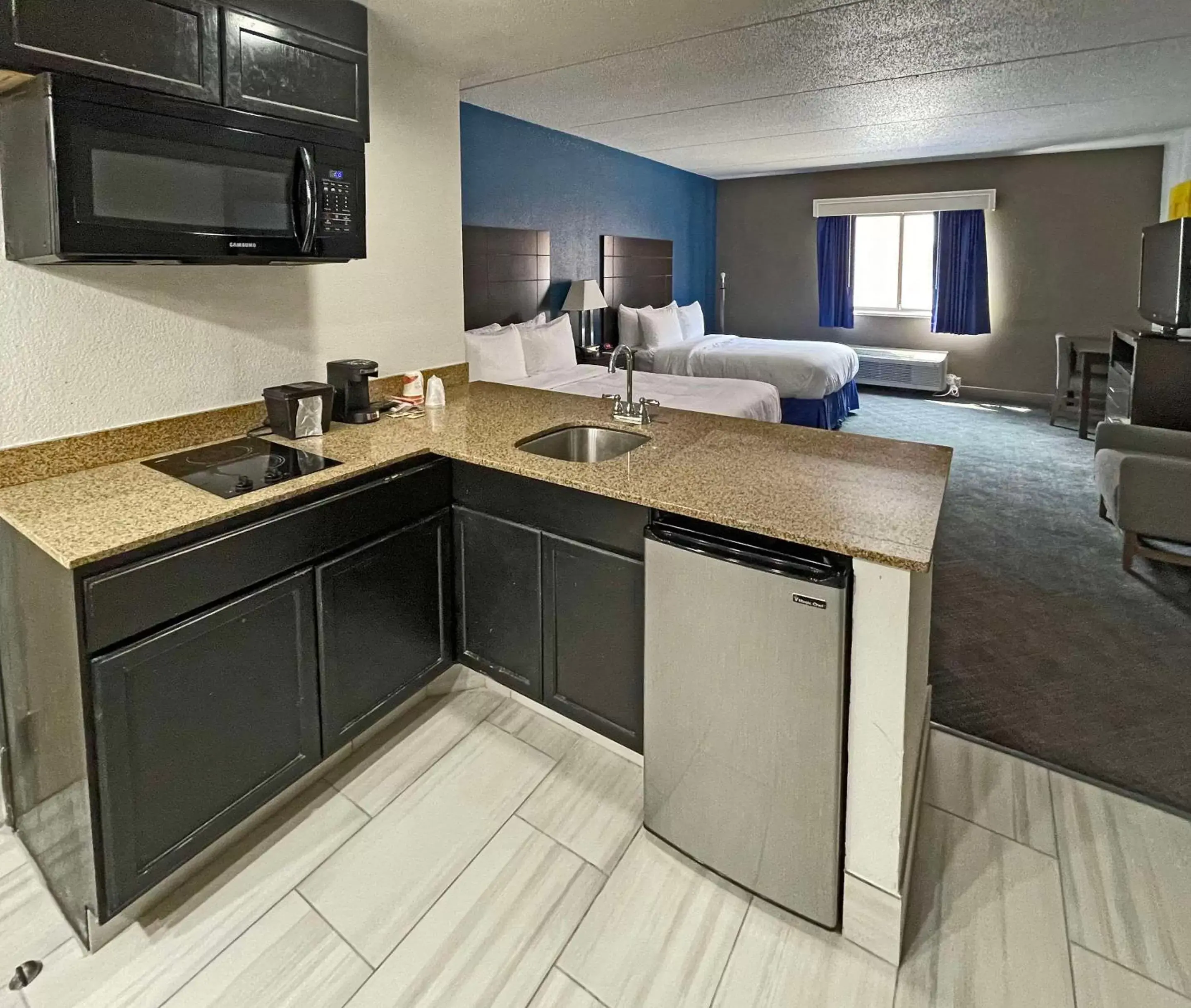 Bedroom, Kitchen/Kitchenette in Comfort Inn & Suites Mundelein-Vernon Hills