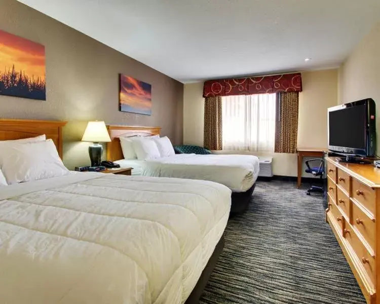 TV and multimedia, Bed in EverSpring Inn & Suites