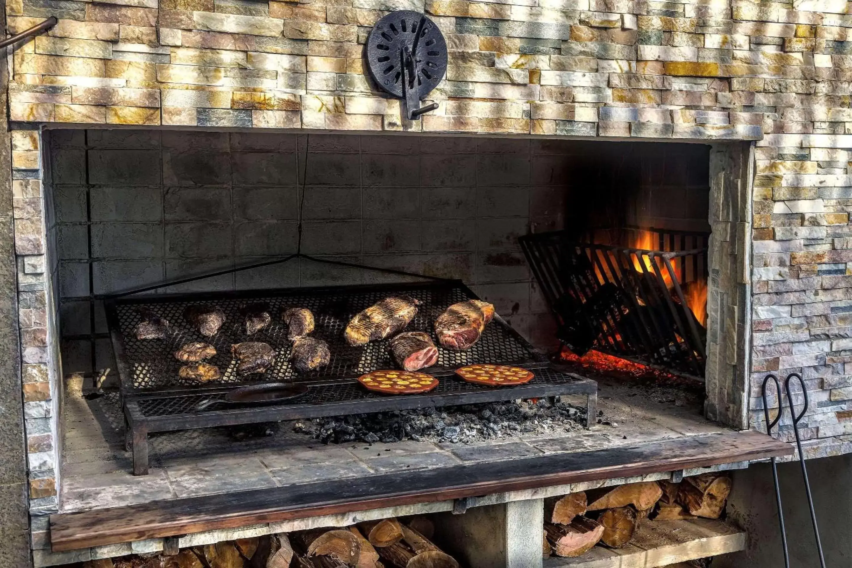 Restaurant/places to eat, BBQ Facilities in Radisson Montevideo Victoria Plaza