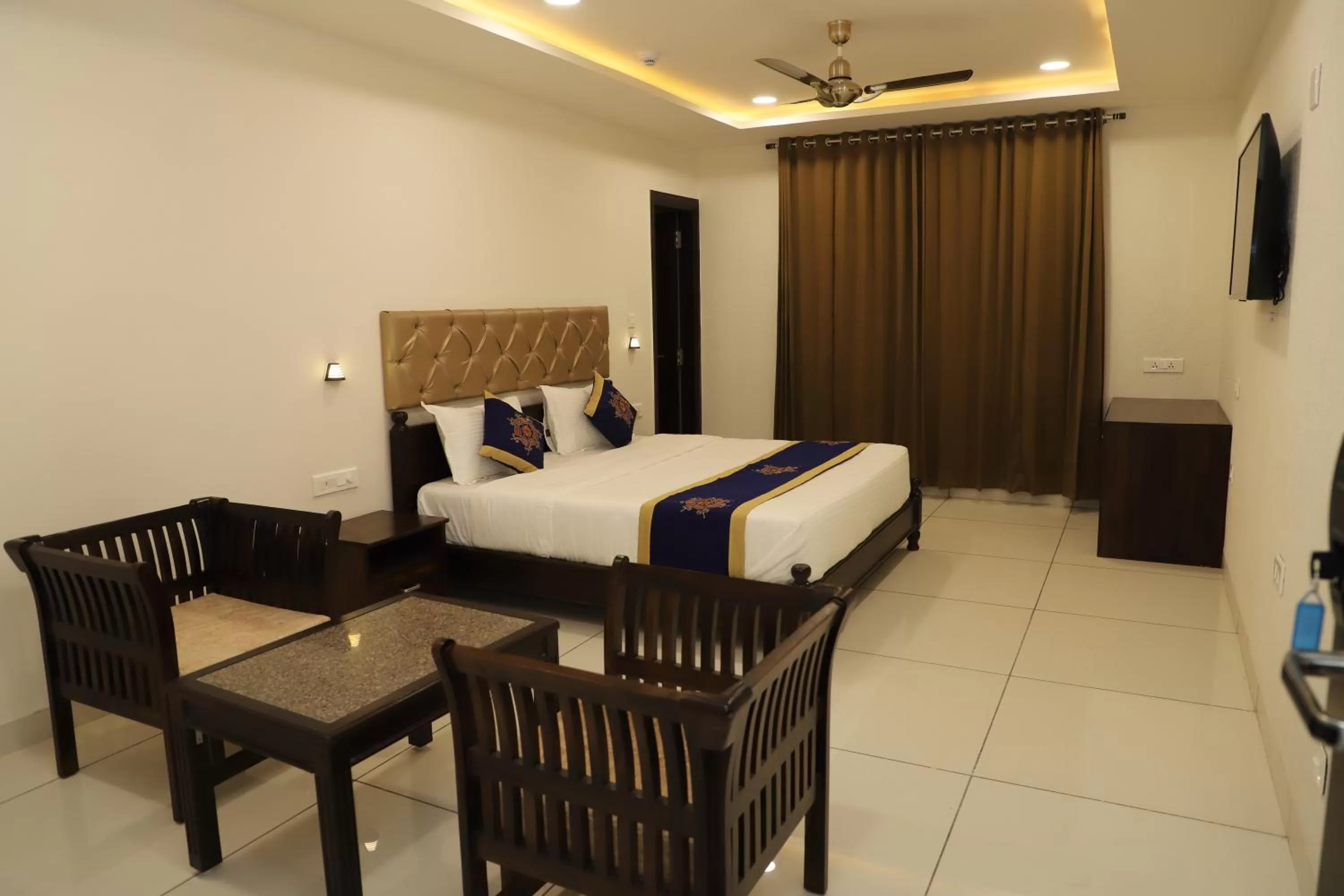 Property building, Bed in Clover Inn