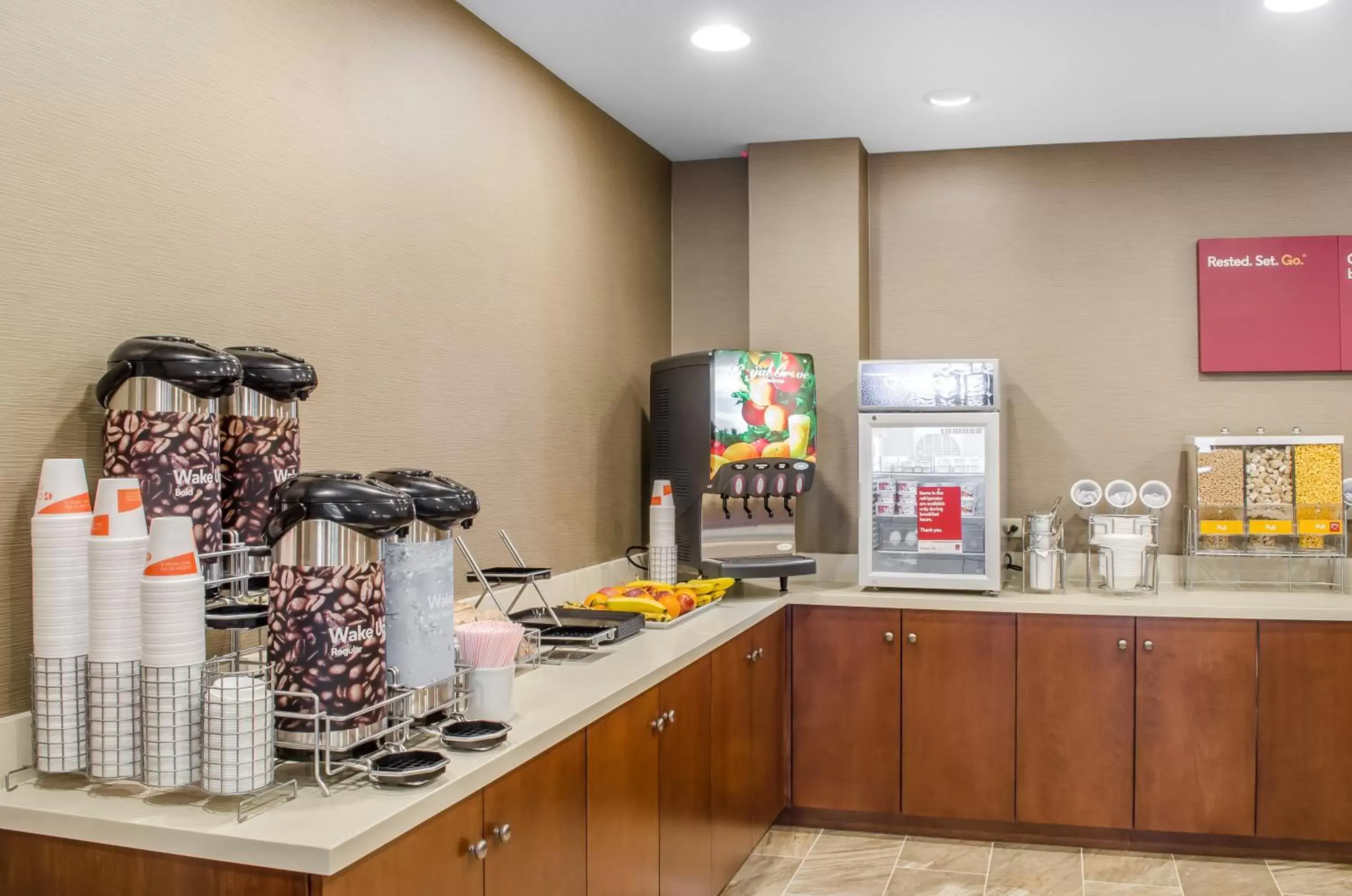 Breakfast, Kitchen/Kitchenette in Comfort Suites Manheim - Lancaster