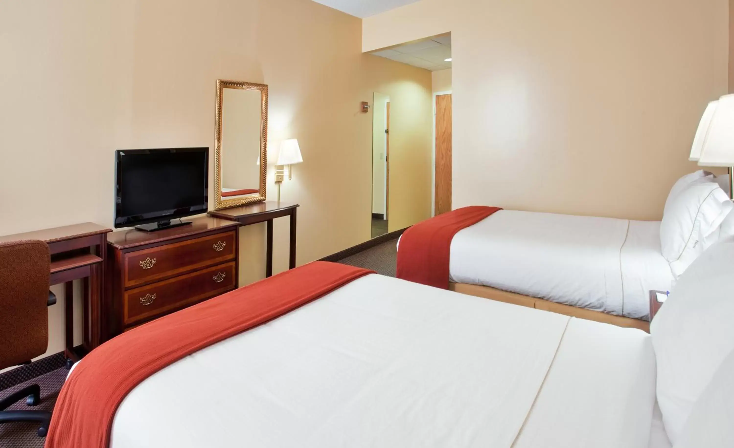 Bed in Holiday Inn Express Marshfield - Springfield Area, an IHG Hotel