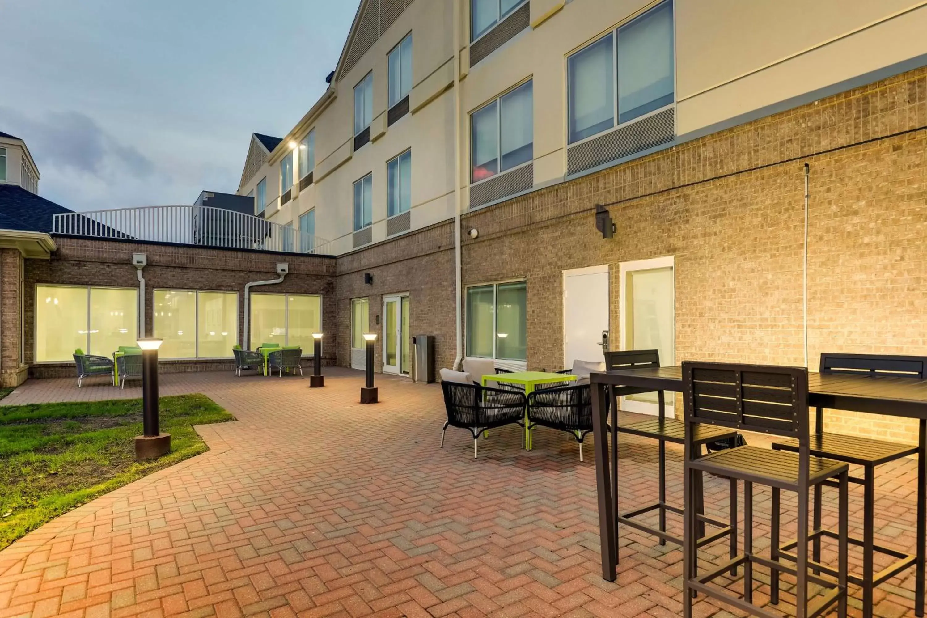 Patio, Property Building in Hilton Garden Inn Fort Worth/Fossil Creek