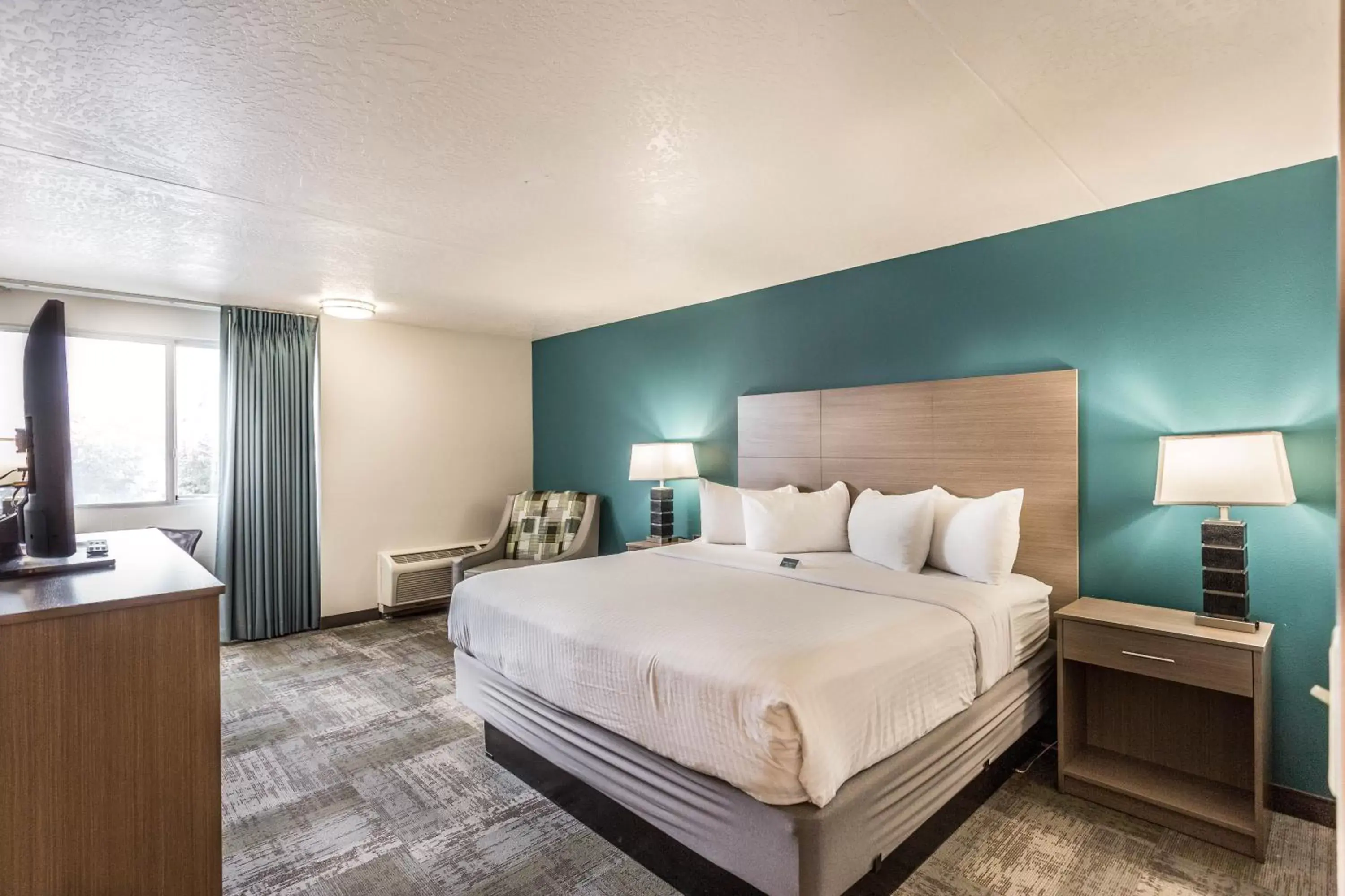 Bed in EverSpring Inn and Suites