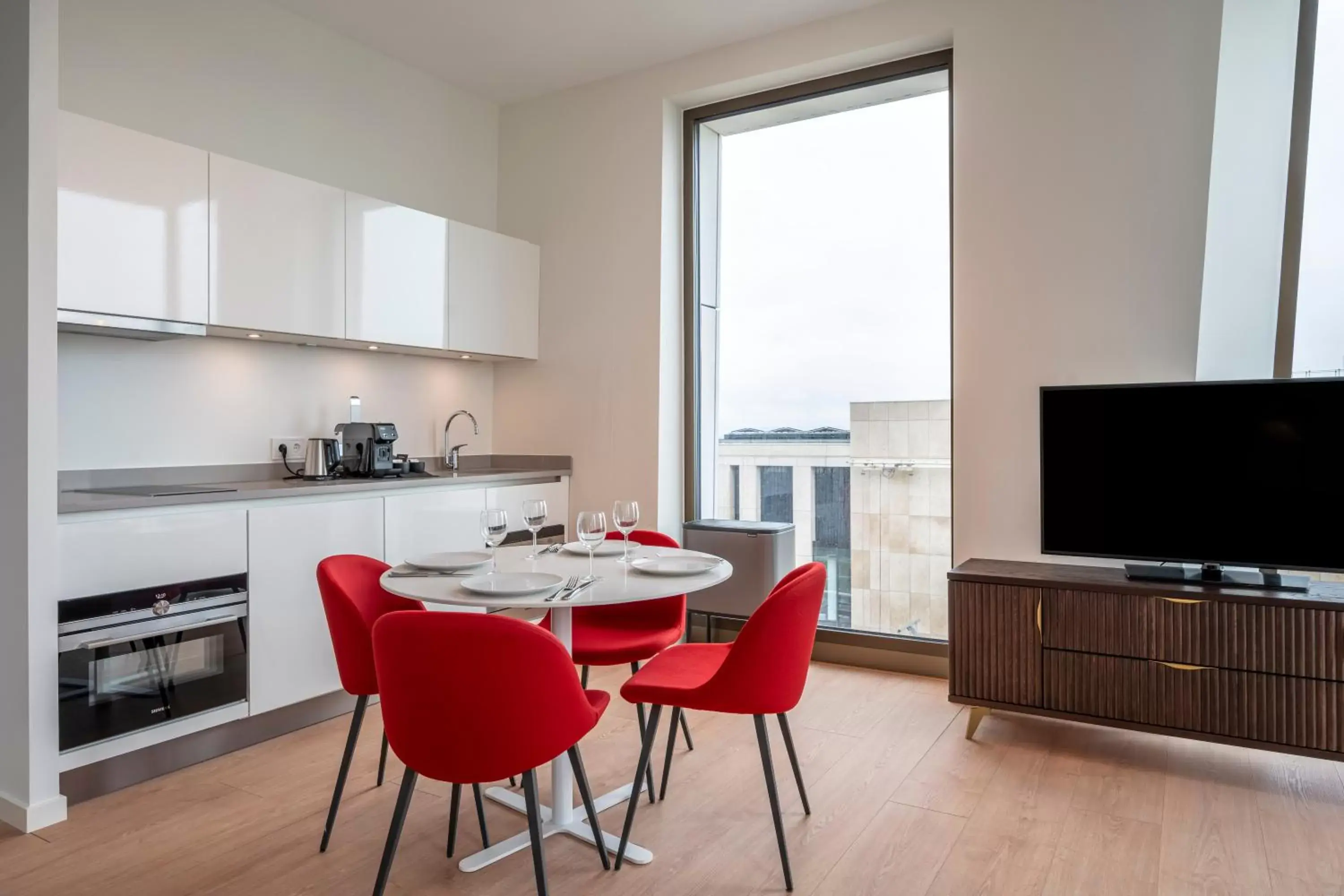 Kitchen or kitchenette, Dining Area in PREMIER SUITES PLUS Amsterdam