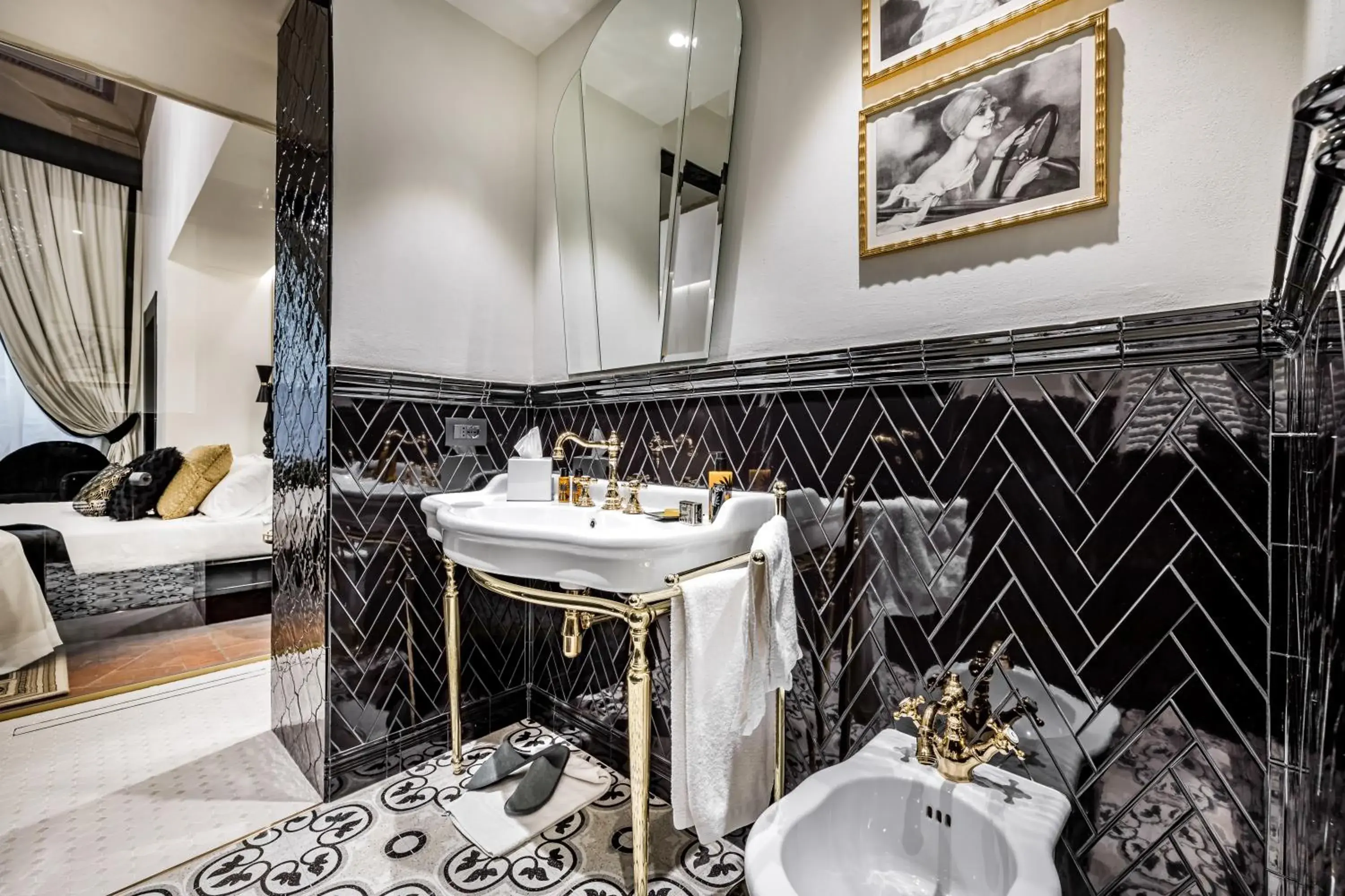 Decorative detail, Bathroom in Palazzo Bianca Cappello Residenza d'Epoca