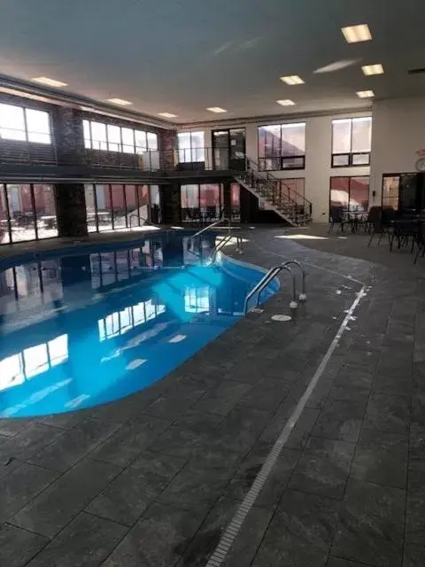 Swimming Pool in Boarders Inn & Suites by Cobblestone Hotels - Grand Island
